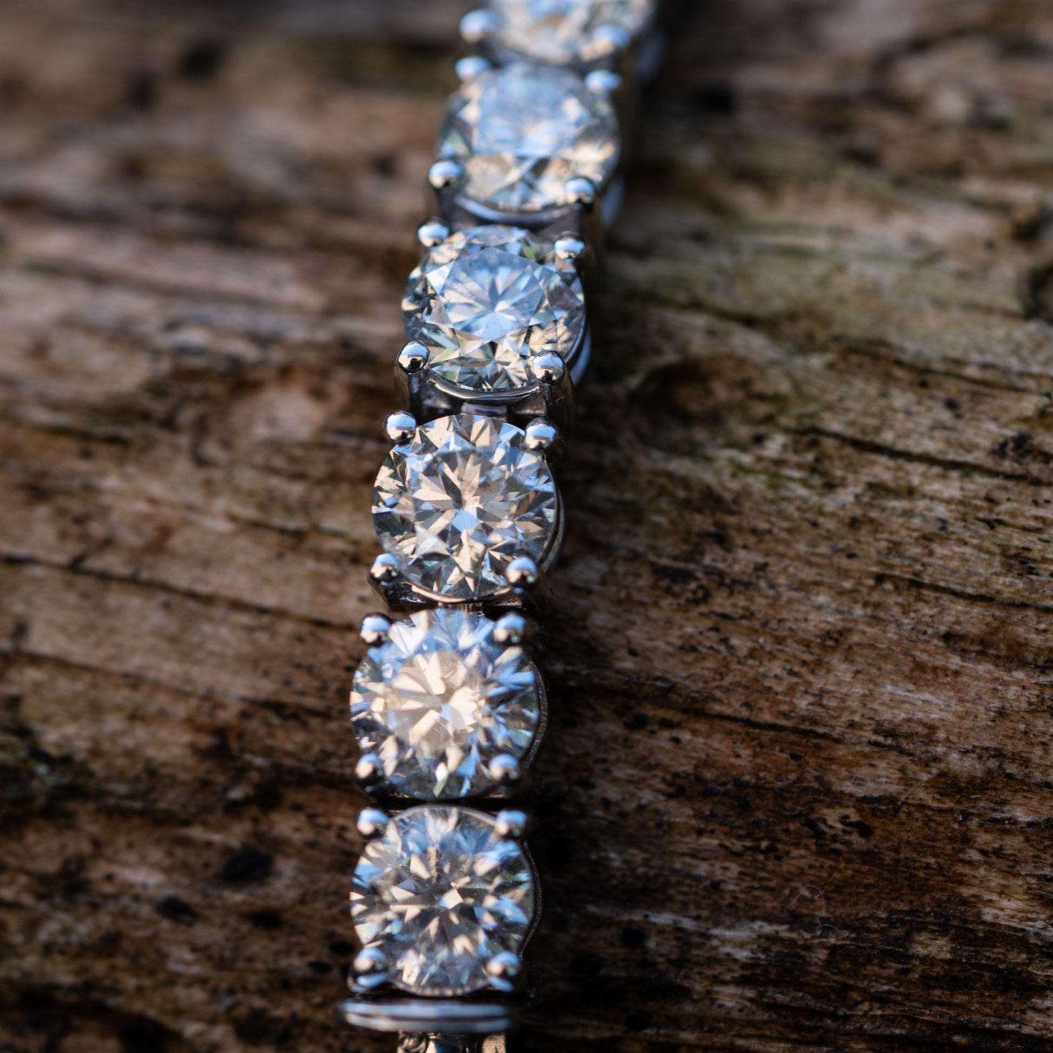 Bracelet tennis en or blanc 18 carats avec diamants de 18,10 carats en vente 1