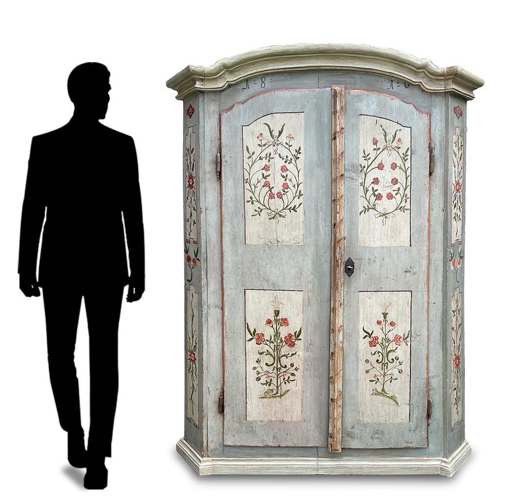 Antique blue painted Tyrolean wardrobe.

Measures: H.187cm - L.124 cm (136 cm to the frames) - P.50 cm (56 to the frames)

Beautiful Tyrolean wardrobe with two doors with notches, entirely painted in blue with floral decorations, with delicately