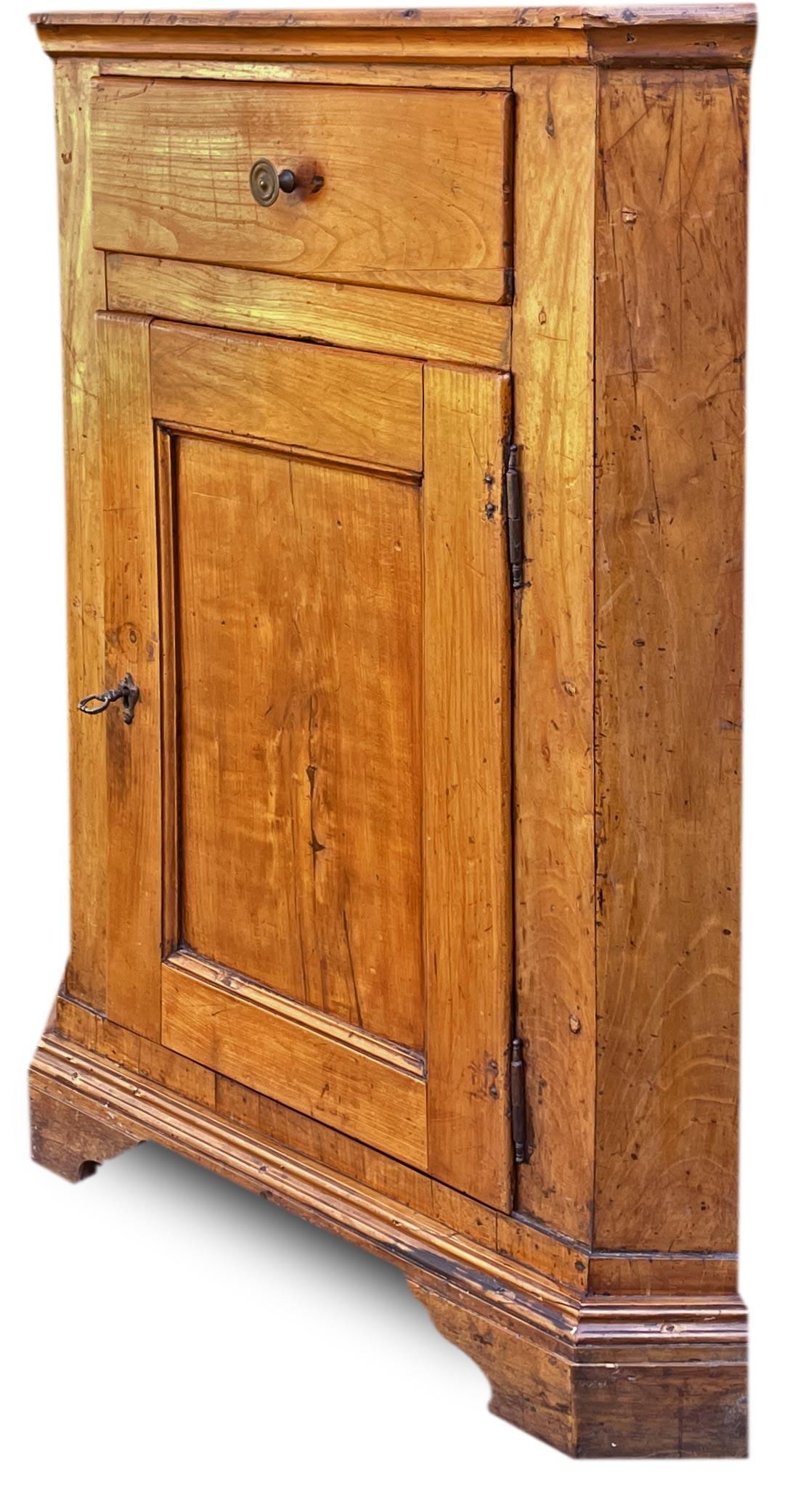 Venezianisches Sideboard „Scantonata“ aus Kirschbaumholz, 1810 im Zustand „Gut“ im Angebot in Albignasego, IT