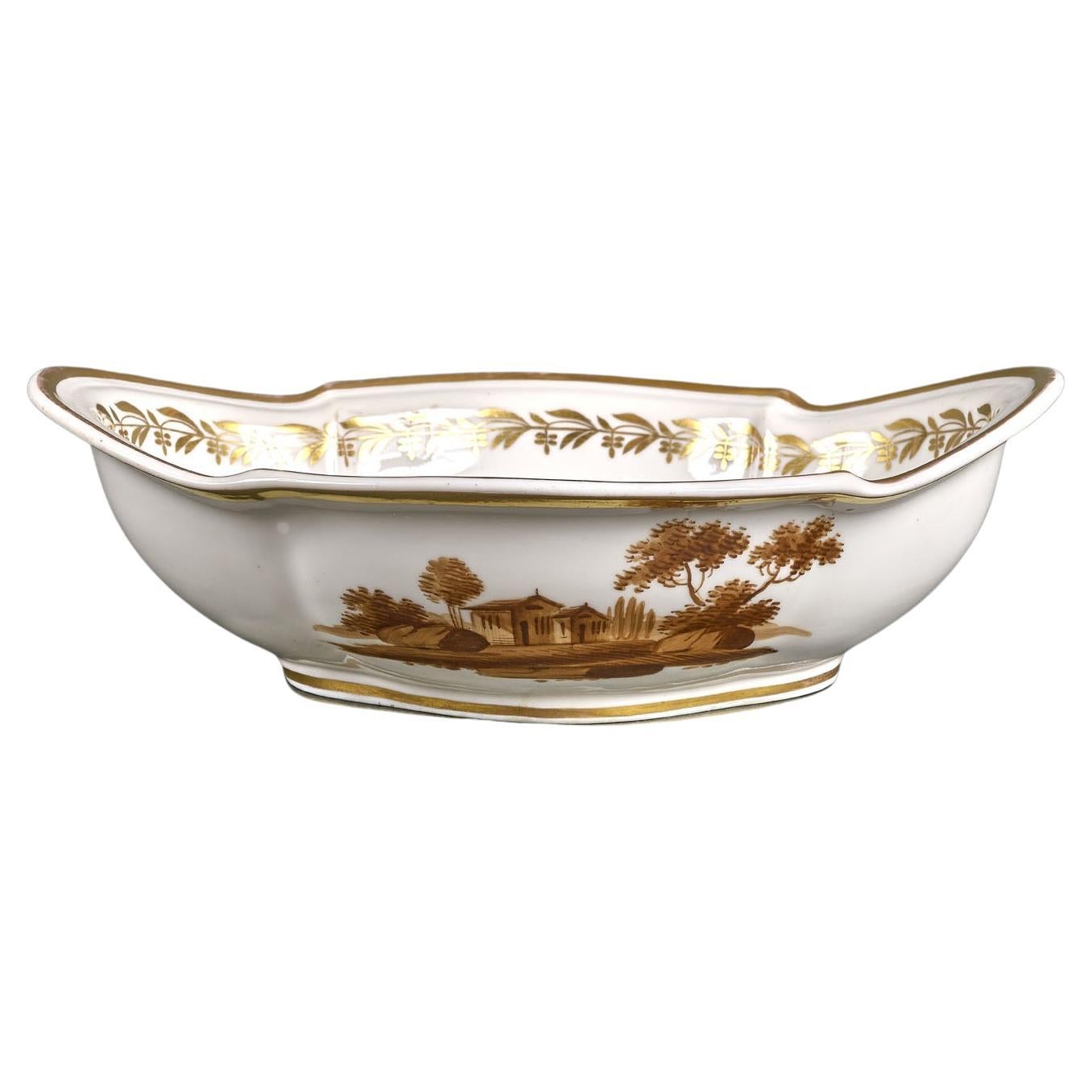 Magnifique et extrêmement rare porcelaine d'époque Empire décorée de motifs peints à la main.
L'étiquette d'origine se trouve sur la base.
