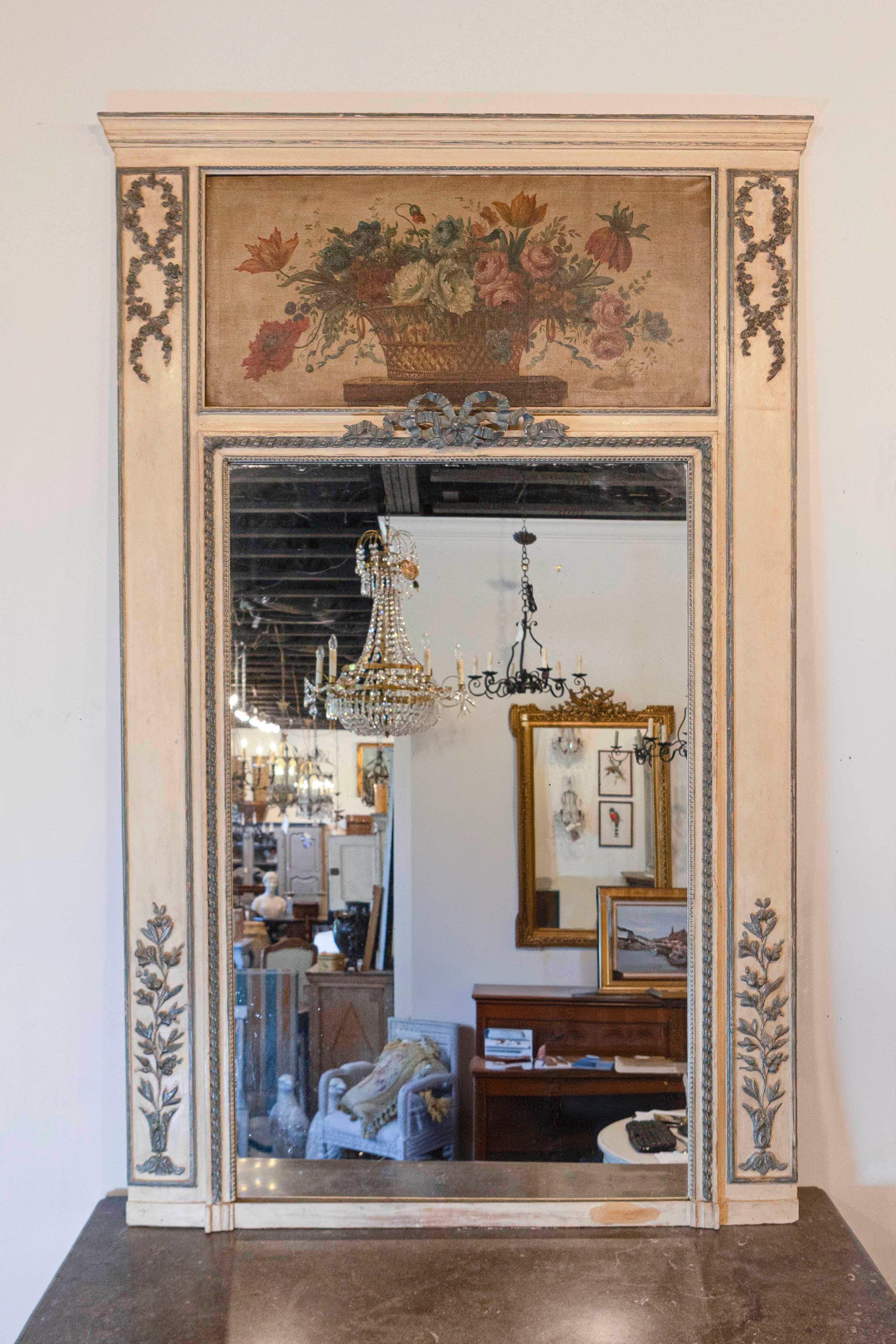 Ein französischer bemalter und vergoldeter Trumeau-Spiegel im Louis-XVI-Stil mit Blumenmotiven aus dem frühen 19. Dieser in den turbulenten Jahren des frühen 19. Jahrhunderts entstandene französische Trumeau-Spiegel hat einen linearen, cremefarbenen