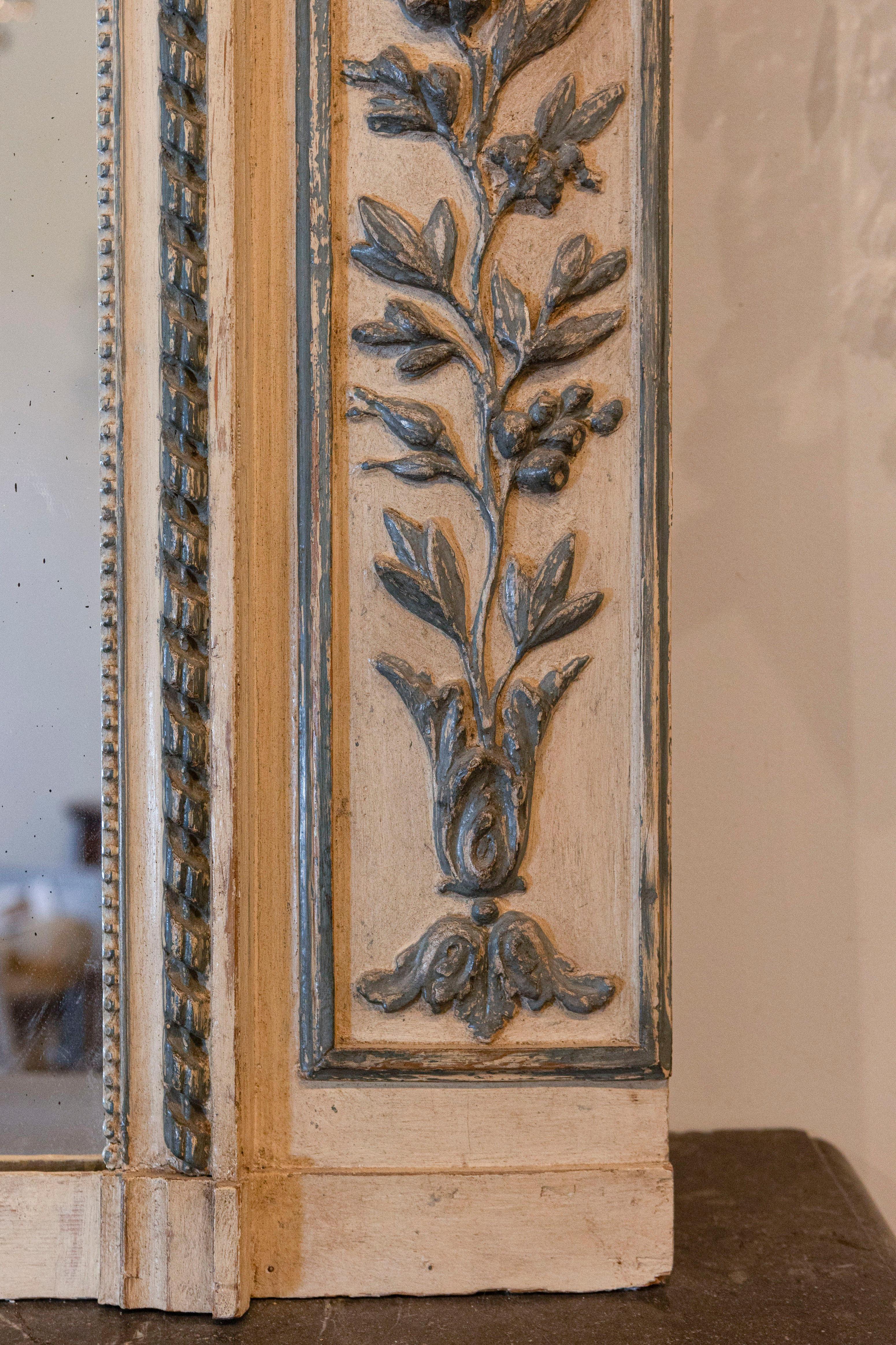 1810er Jahre Französisch Louis XVI-Stil gemalt und vergoldet Trumeau Spiegel mit floralen Motiven (Louis XVI.) im Angebot
