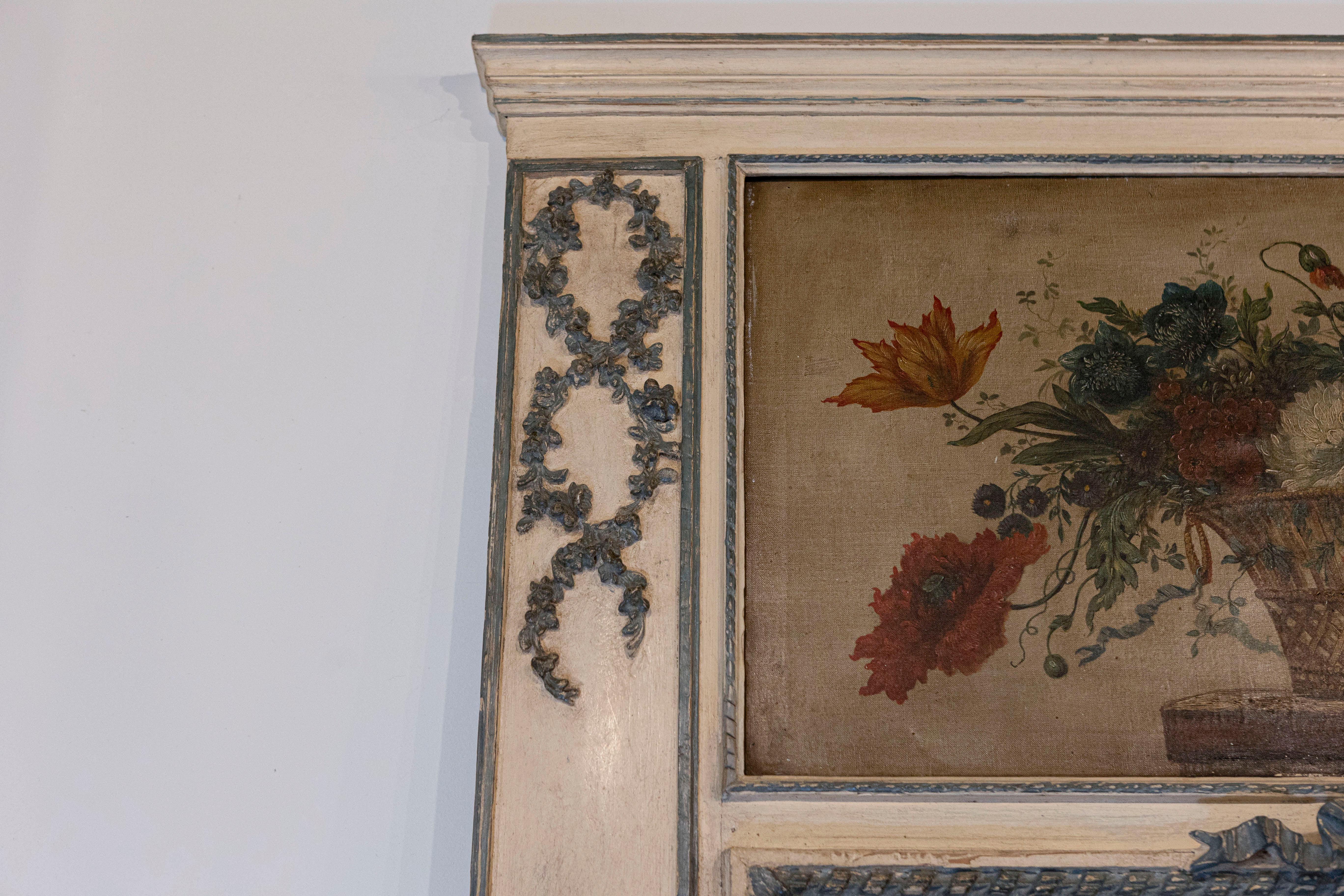 1810er Jahre Französisch Louis XVI-Stil gemalt und vergoldet Trumeau Spiegel mit floralen Motiven (Vergoldet) im Angebot