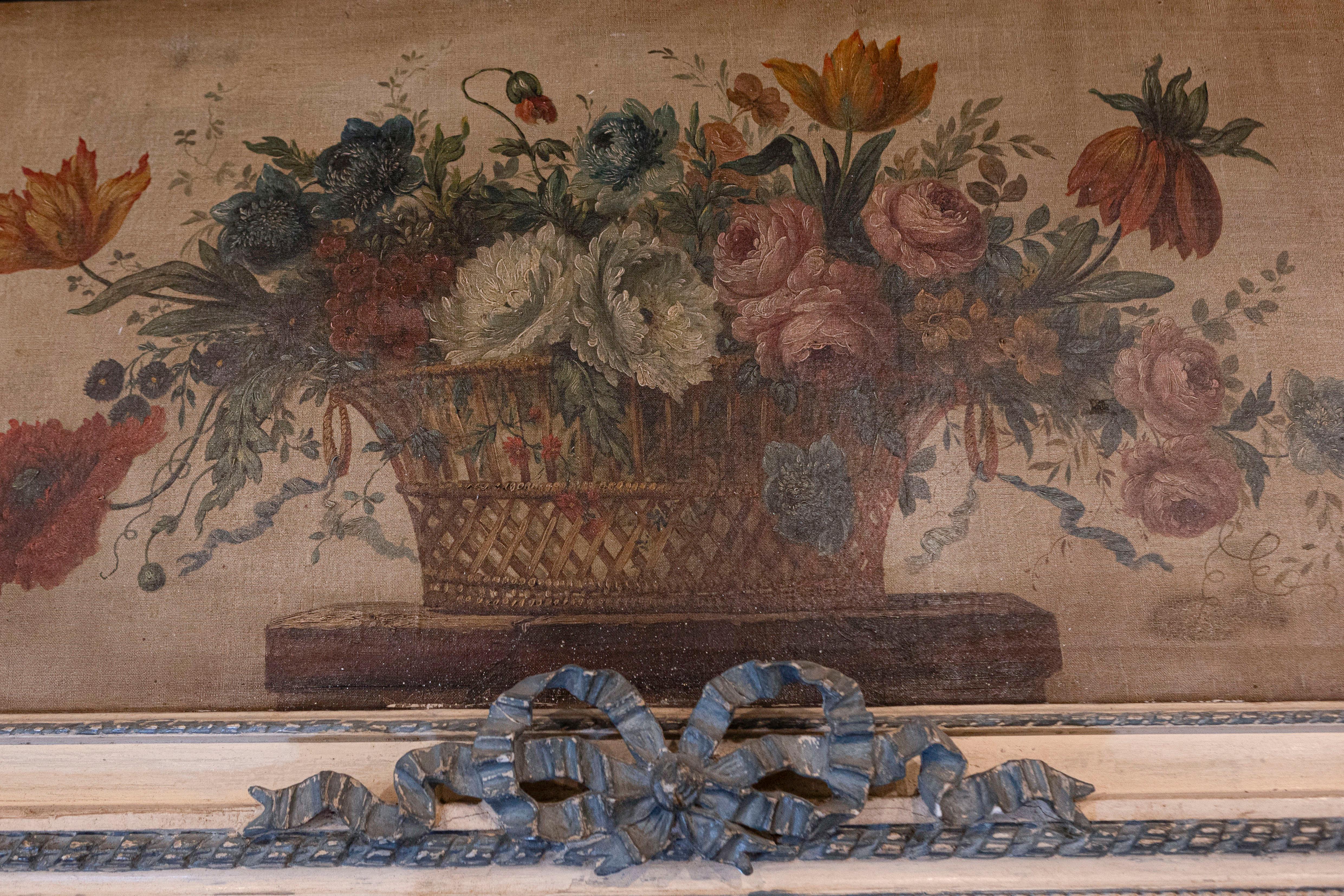 1810er Jahre Französisch Louis XVI-Stil gemalt und vergoldet Trumeau Spiegel mit floralen Motiven (19. Jahrhundert) im Angebot
