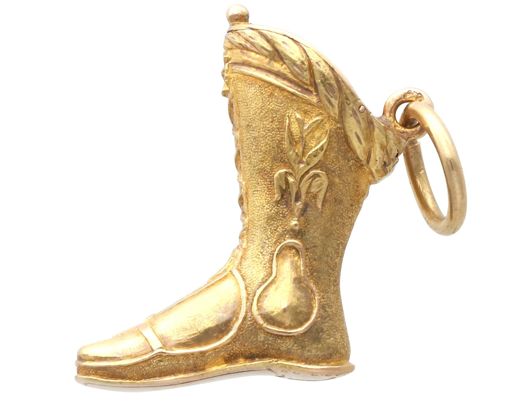 1810s French Yellow Gold Bracelet Charms Napoleonic Hussar For Sale 3