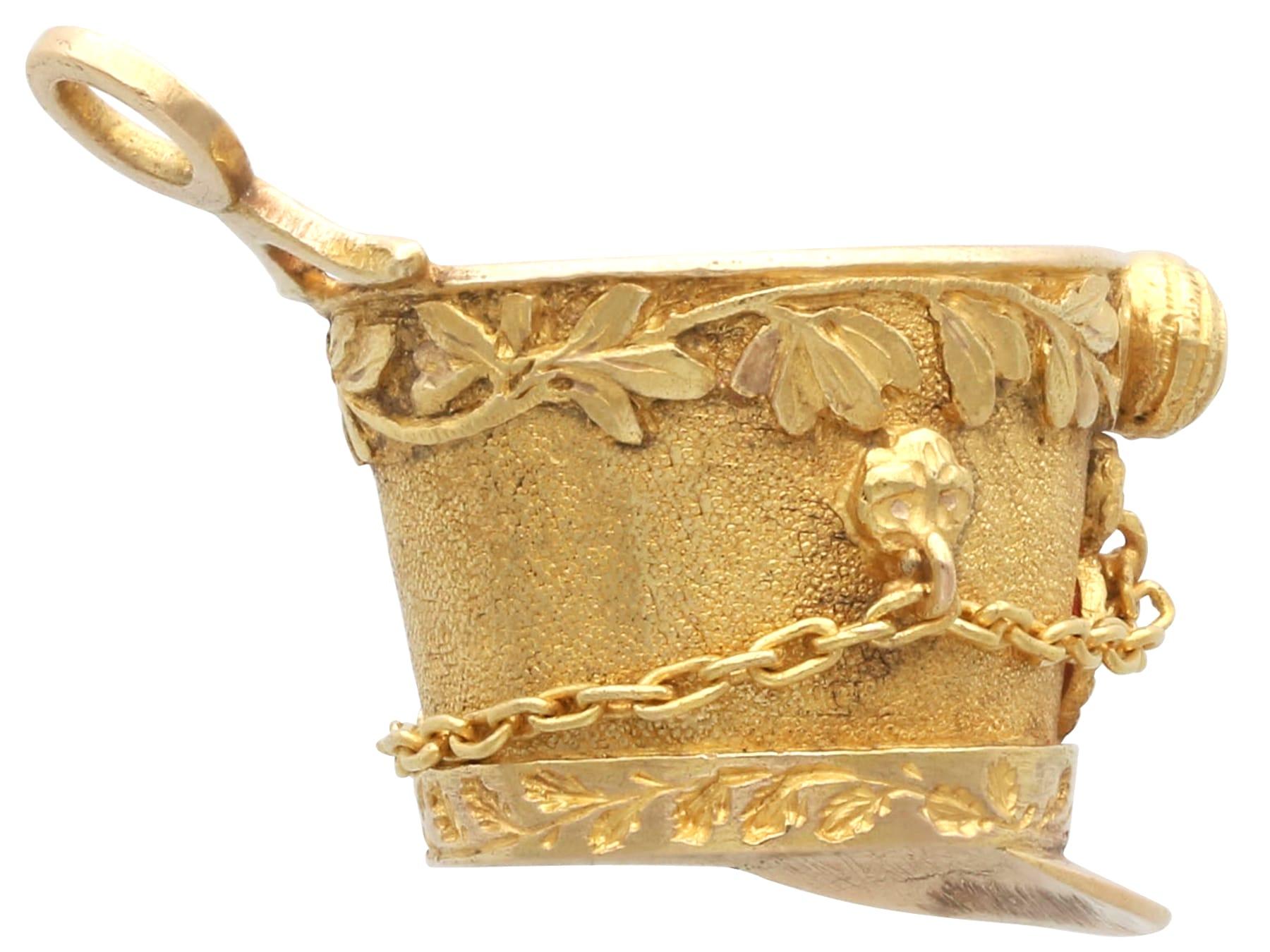 1810s French Yellow Gold Bracelet Charms Napoleonic Hussar For Sale 6