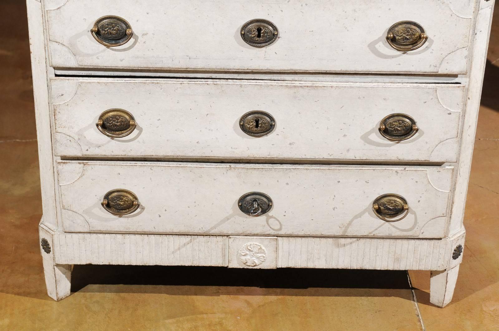 1810s Swedish Gustavian Period Painted Commode with Dentil Molding and Rosettes 4