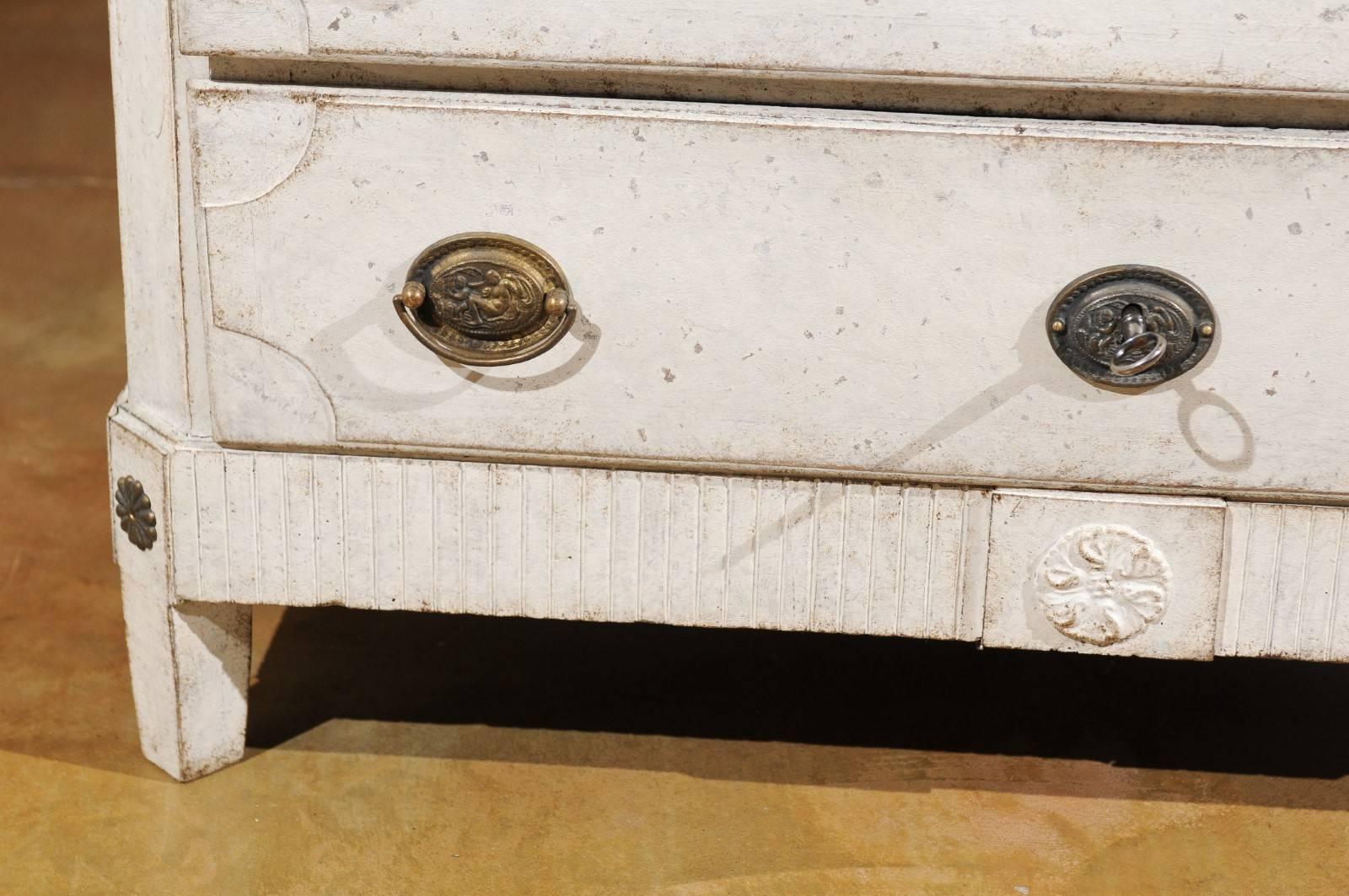 1810s Swedish Gustavian Period Painted Commode with Dentil Molding and Rosettes 5