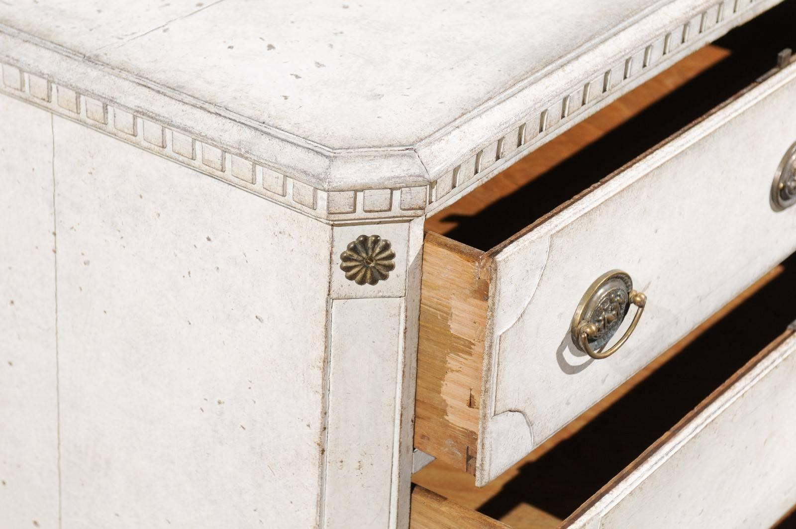1810s Swedish Gustavian Period Painted Commode with Dentil Molding and Rosettes In Good Condition In Atlanta, GA