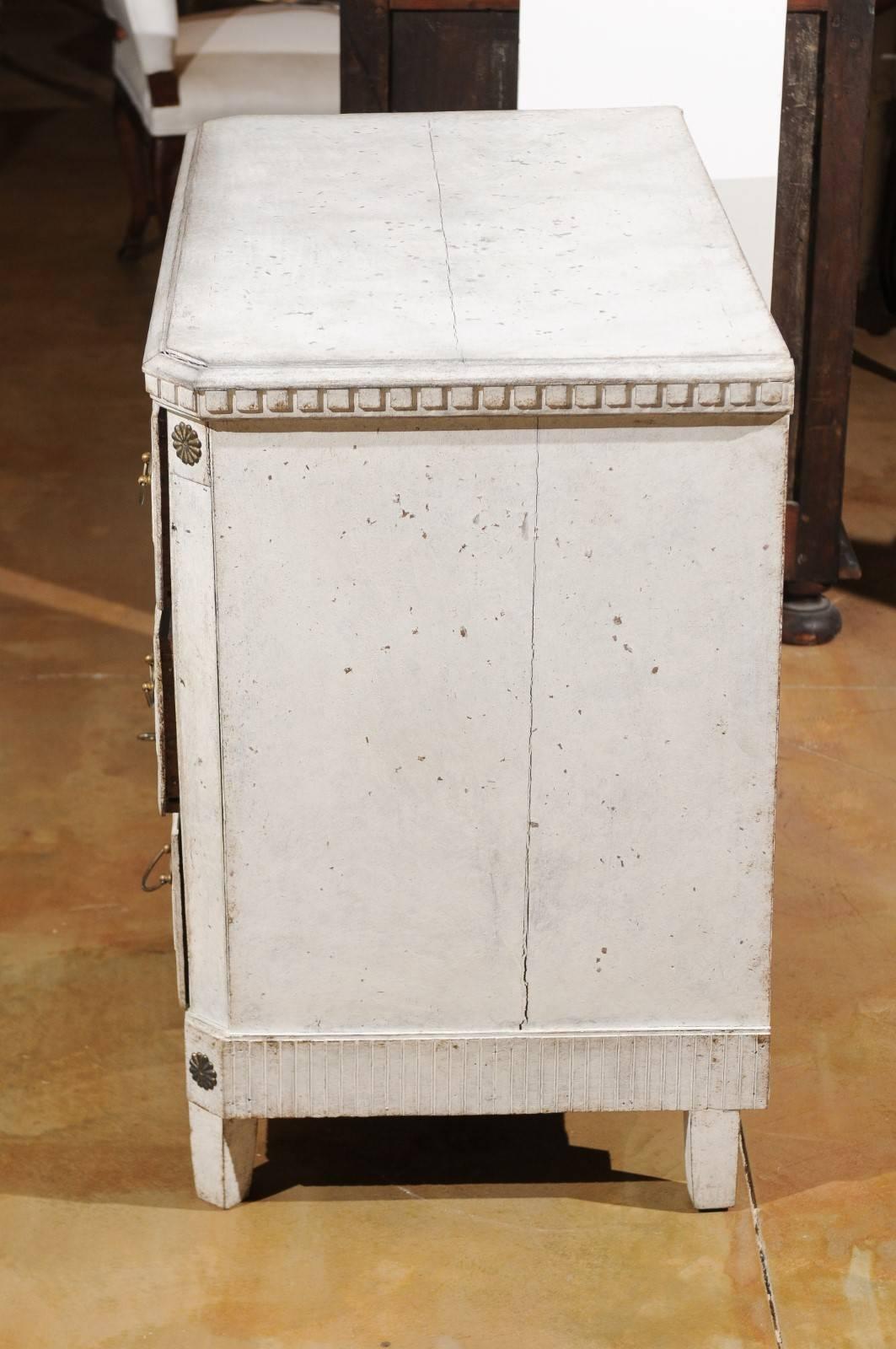 1810s Swedish Gustavian Period Painted Commode with Dentil Molding and Rosettes 2