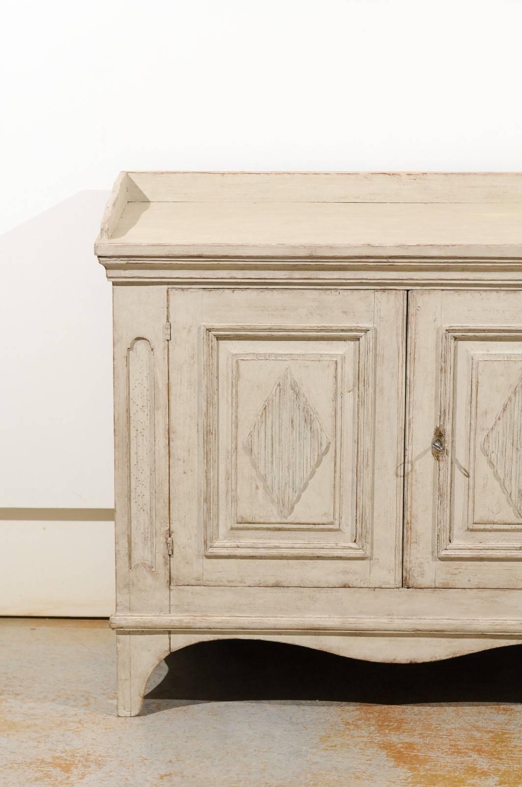 1810s Swedish Period Gustavian Painted Sideboard with Reeded Diamond Motifs In Good Condition In Atlanta, GA