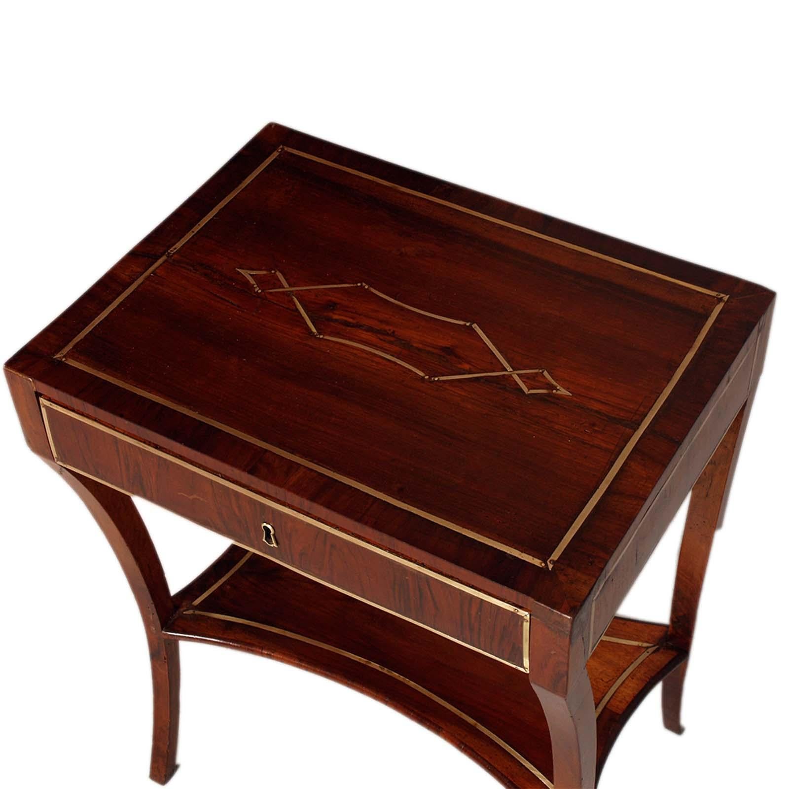 Mesa de trabajo Imperio Veneciano en nogal, patas de sable, principios del siglo XIX con incrustaciones de latón. Una auténtica joya.
He pertenecía a una noble familia veneciana, en la residencia de campo palladiana.
Se utilizó en  habitaciones