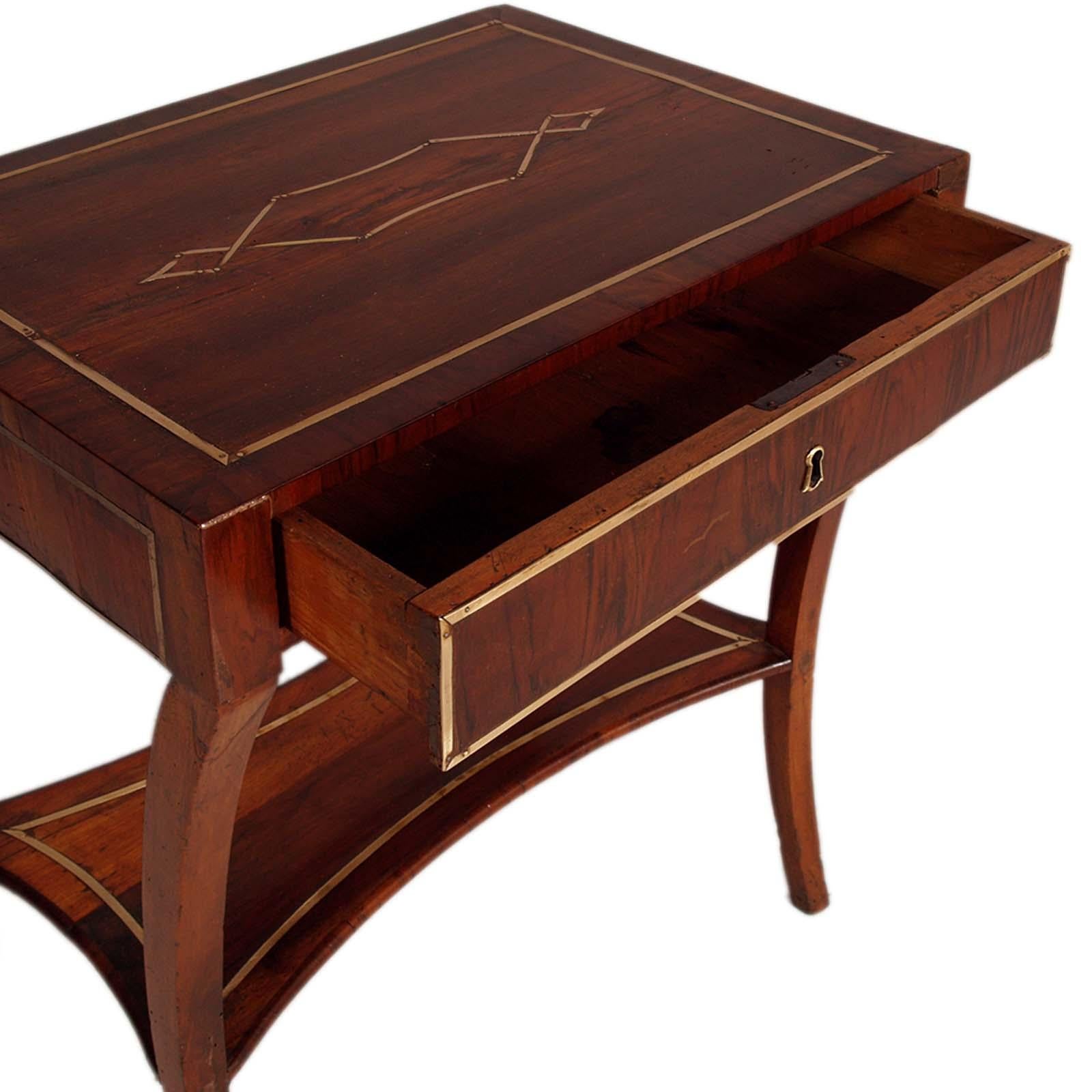 Mesa de trabajo Imperio Veneciano de 1810, nogal , ampliamente decorada con incrustaciones de latón Incrustación en venta