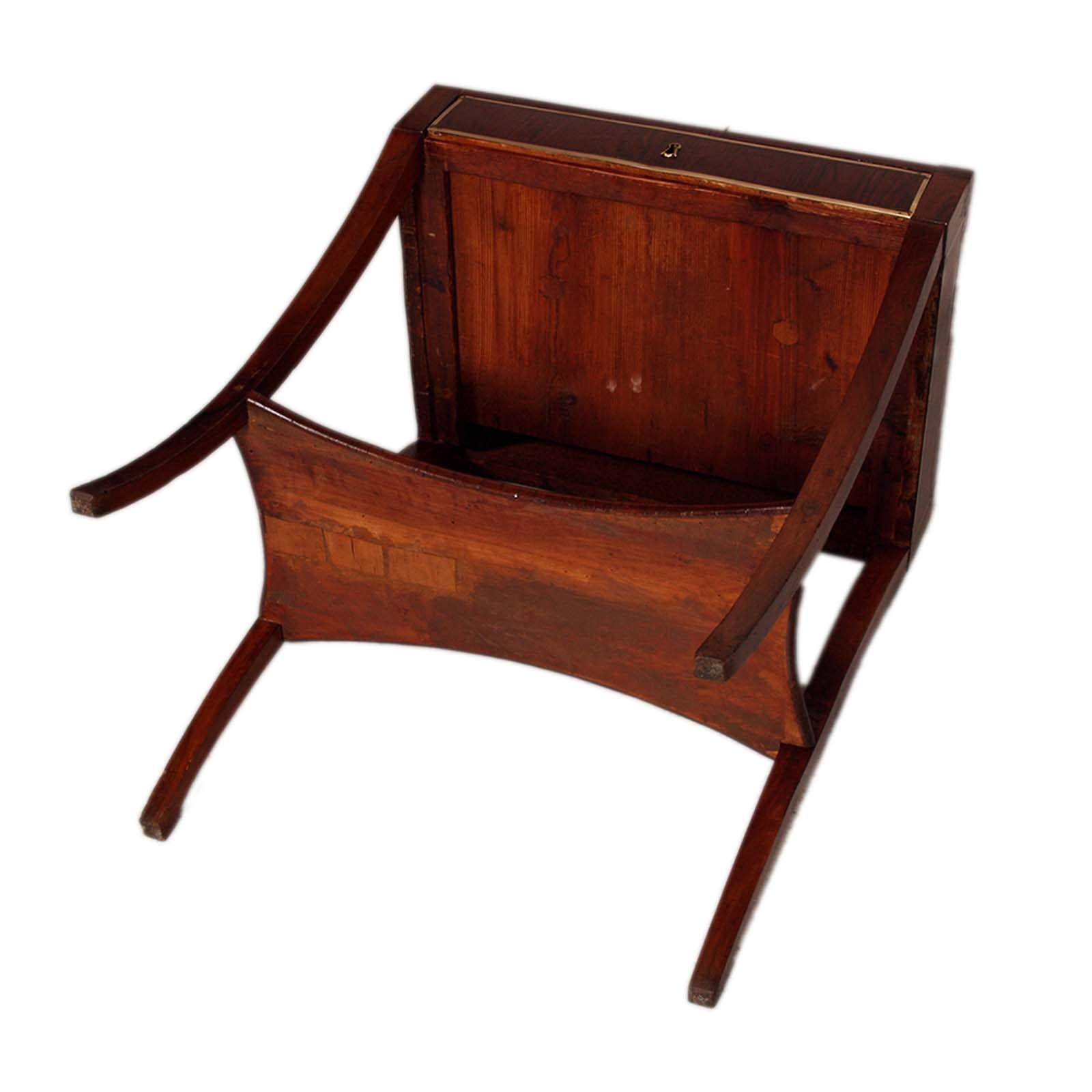 Mesa de trabajo Imperio Veneciano de 1810, nogal , ampliamente decorada con incrustaciones de latón en Bueno estado para la venta en Vigonza, Padua