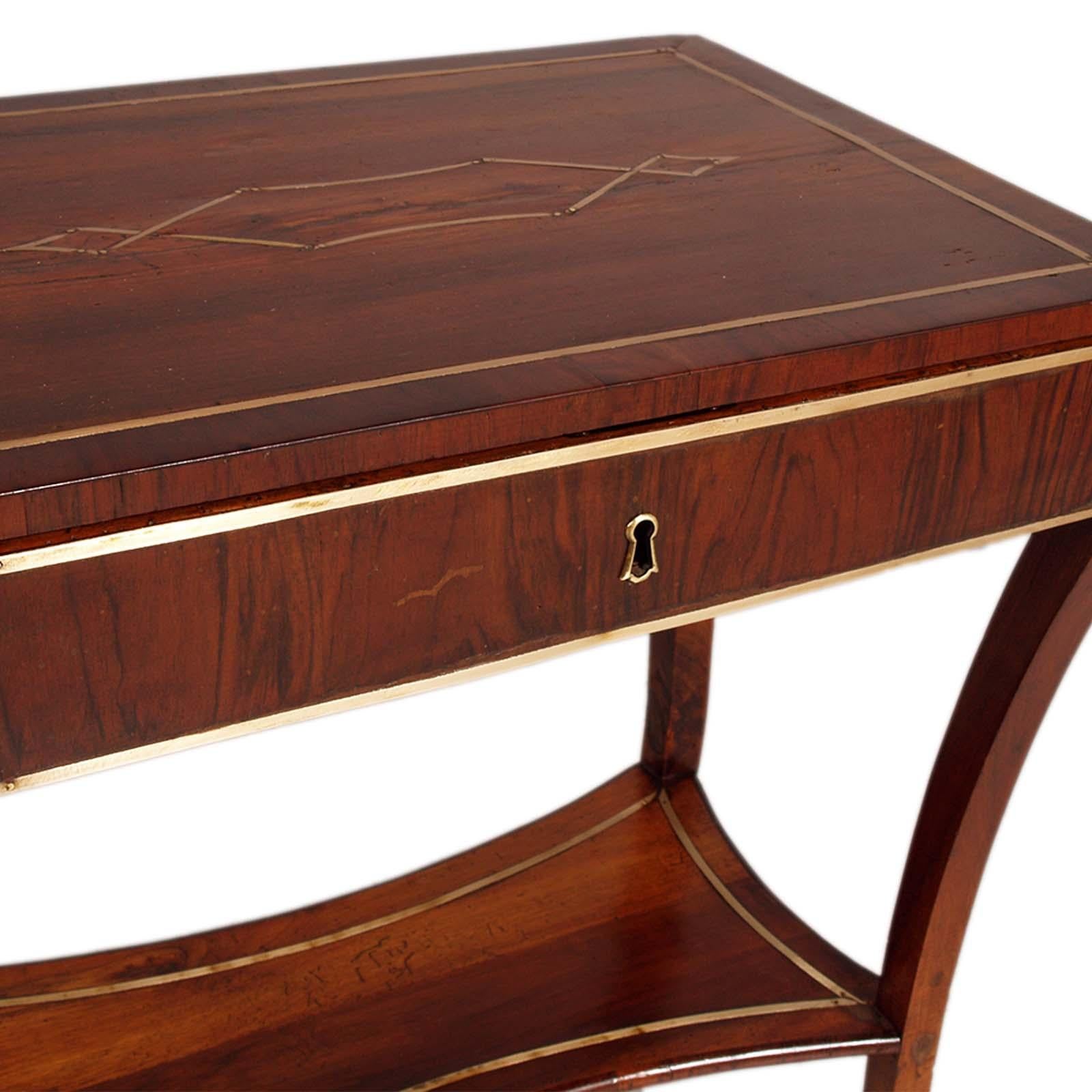 Mesa de trabajo Imperio Veneciano de 1810, nogal , ampliamente decorada con incrustaciones de latón siglo XIX en venta