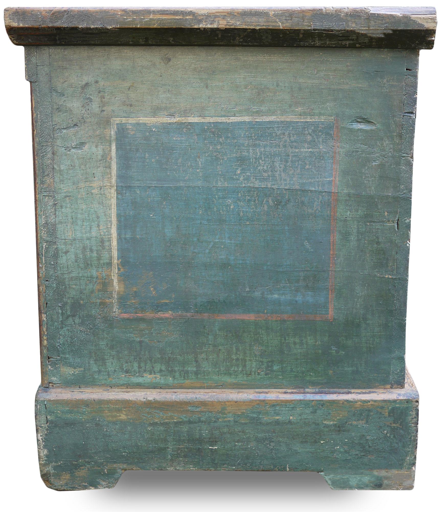 Blue and green Tyrolean Chest Painted

Measures: H.80cm - L.140cm - P.66cm

Antique painted chest, sage green, characterized on the front by two main backgrounds, depicting floral elements on a blue background.
Also on the front, centrally, is