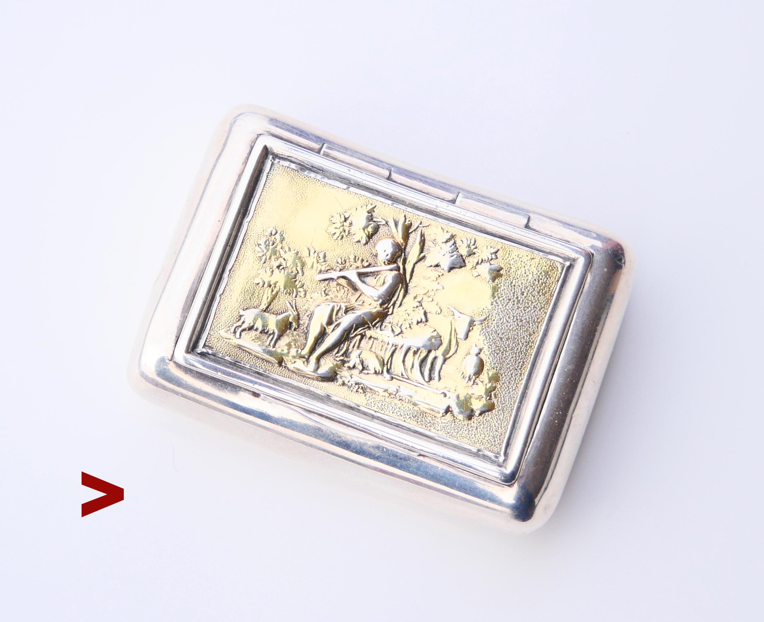 Boîte à pilules en argent très décorative avec des parois épaisses et une dorure au feu d'origine à l'intérieur et à l'extérieur. Scène pastorale en relief sur le couvercle.

Poinçonné avec des marques britanniques claires, créé en 1786 ou 1812 dans