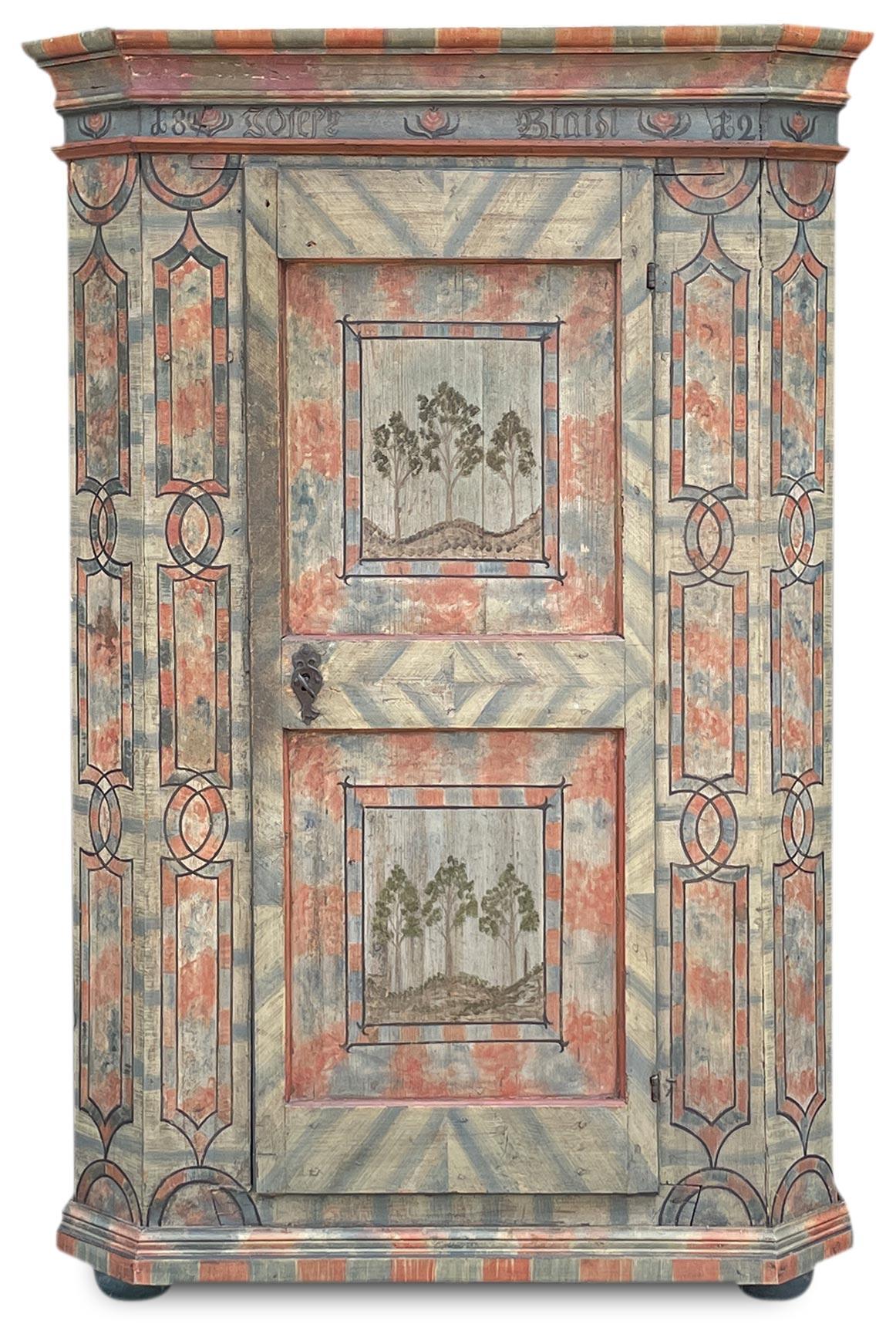 Cabinet peint datant de 1812

Dimensions : H. 176 cm - L. 110 (120 au niveau des cadres) cm - D. 50 (55 au niveau des cadres) cm
Période : 1812
Origine : Tyrol
Essence : Sapin

Description :
Armoire ancienne peinte avec des décorations particulières