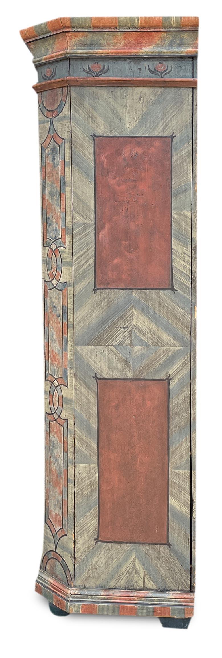 Sculpté à la main Armoire alpine peinte en 1812 Light en vente