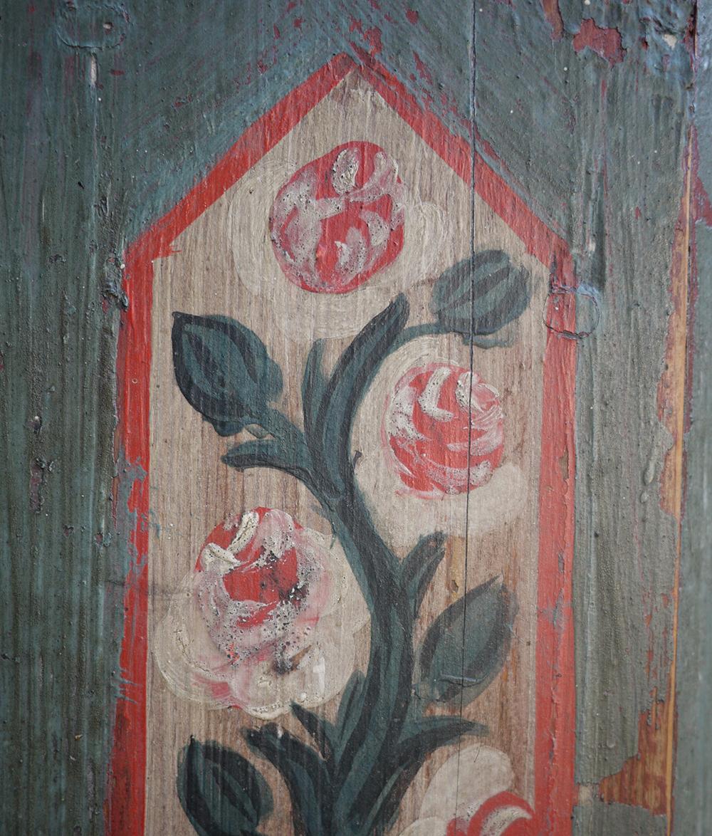 1814 cabinet - Blu Floral Hand Painted  In Good Condition In Albignasego, IT