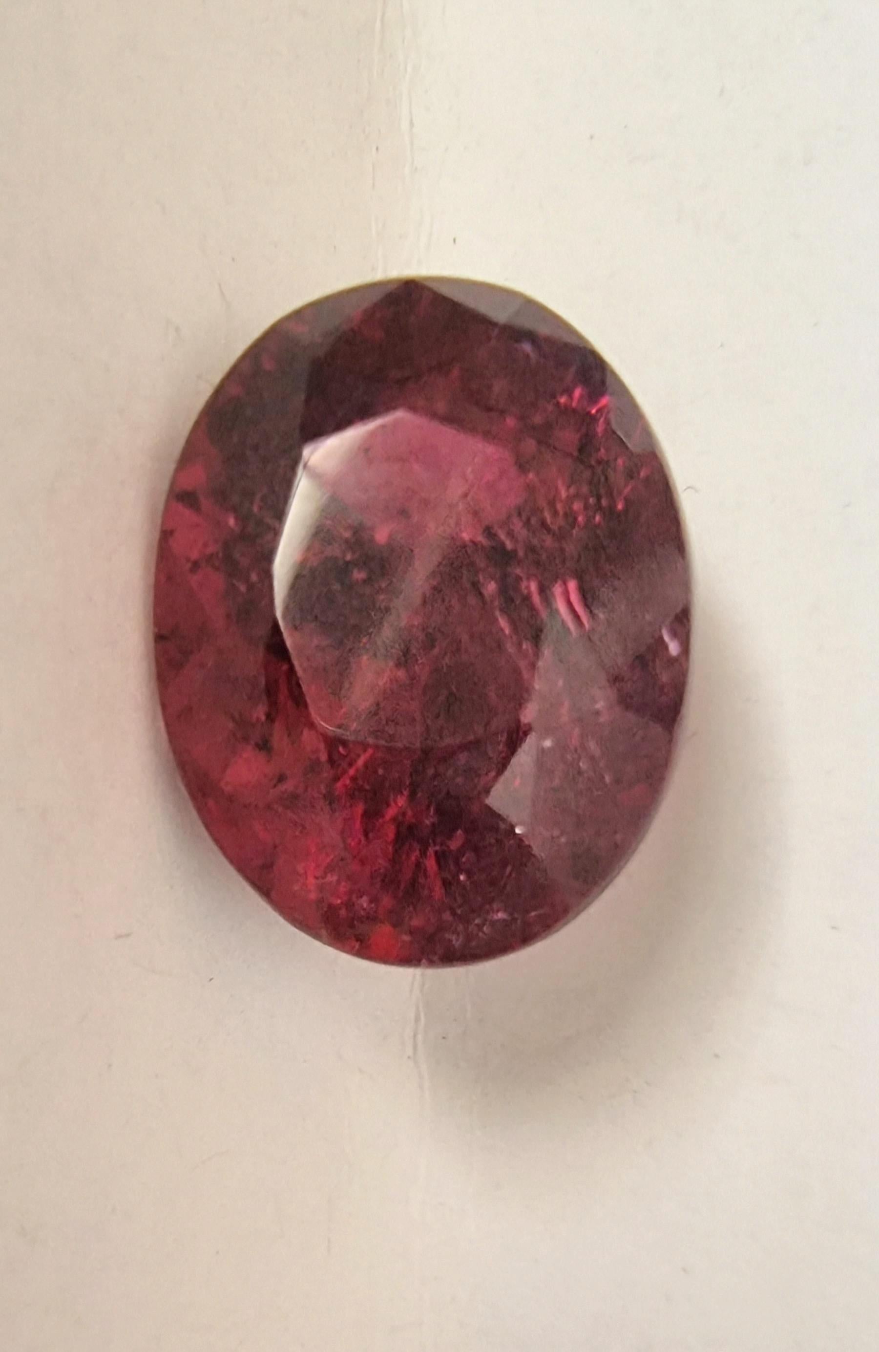 18,14ct Gemma ovale di colore rosso intenso Rubellite in vendita 4