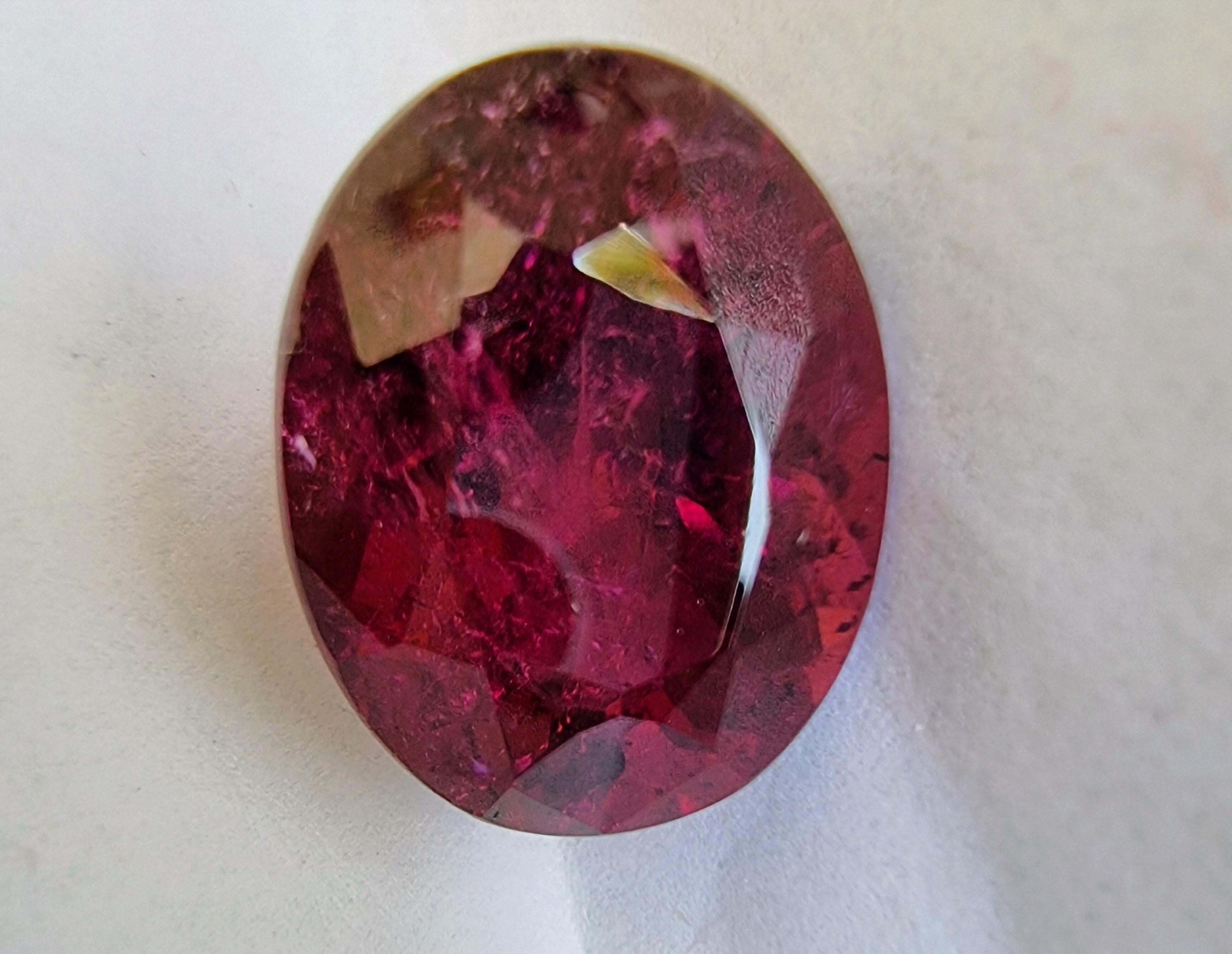 18,14ct Gemma ovale di colore rosso intenso Rubellite in vendita 1