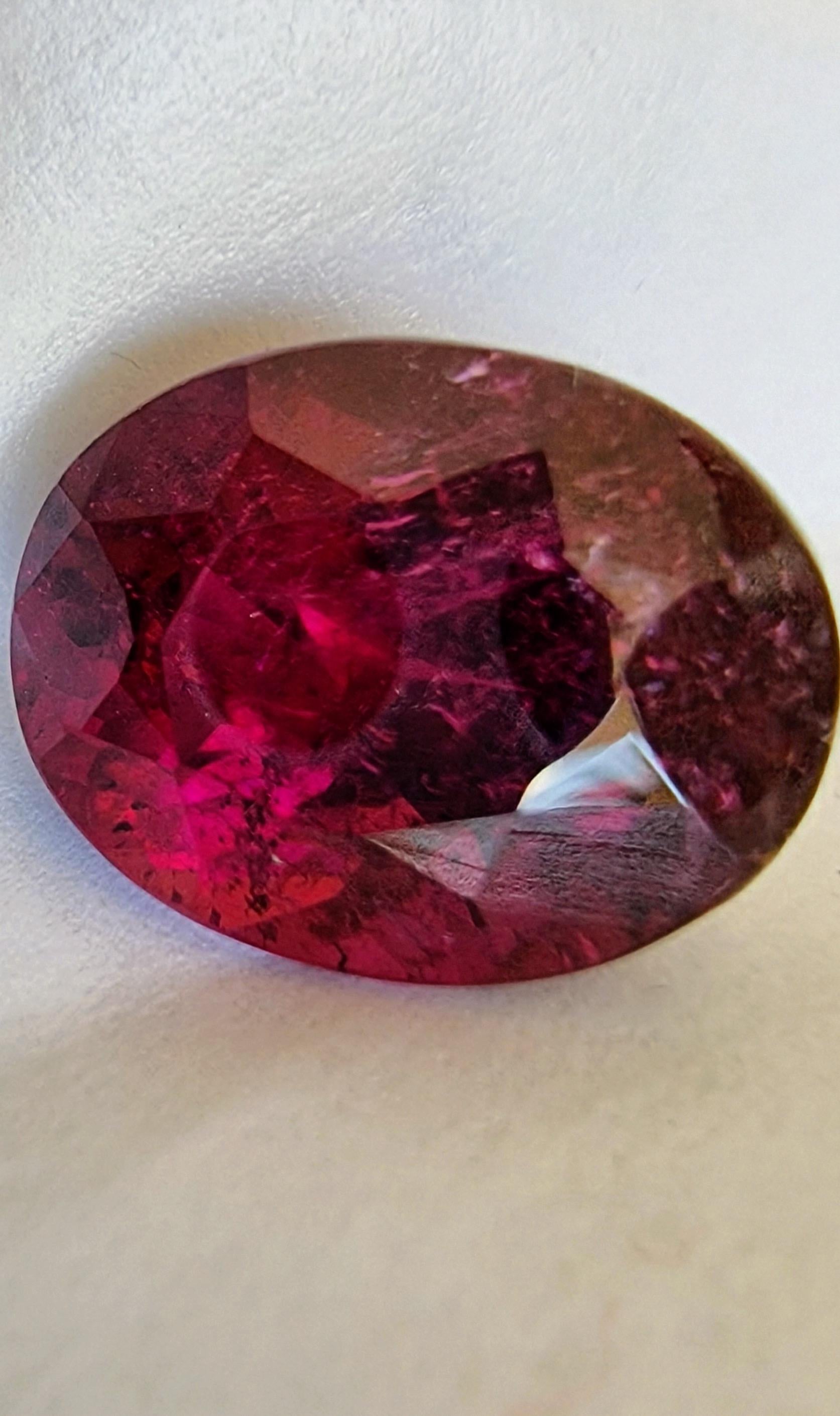 18,14ct Gemma ovale di colore rosso intenso Rubellite in vendita 3