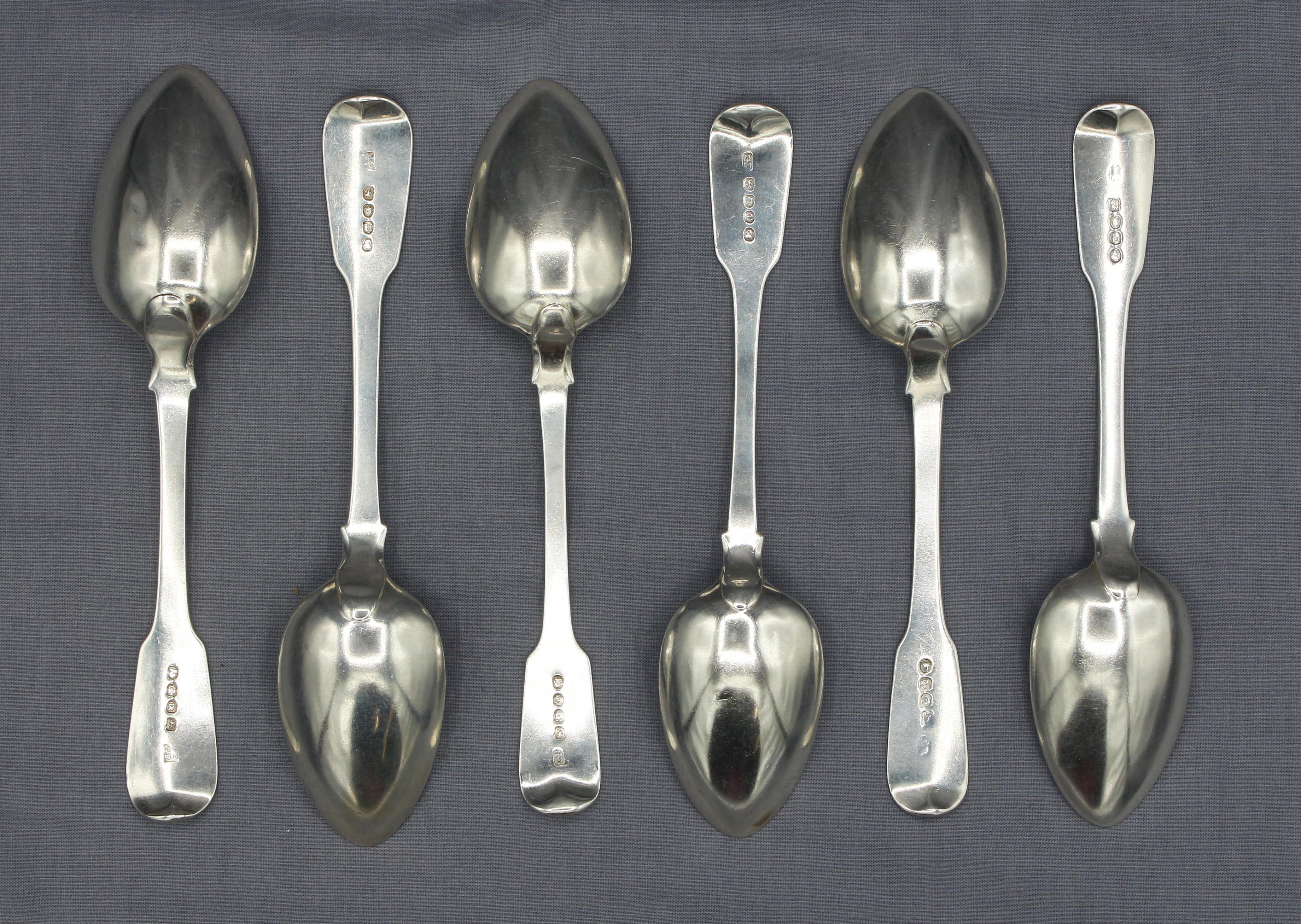 1815, 1817 e 1820 Set associato di 6 cucchiai da dessert in argento sterling georgiano, Inghilterra. Design/One. Mai inciso. 2 per ogni anno di data. Londra. Cucchiai del 1815 non tracciati, 1817 di George Purse, 1820 di William Stevenson. 8,80 once