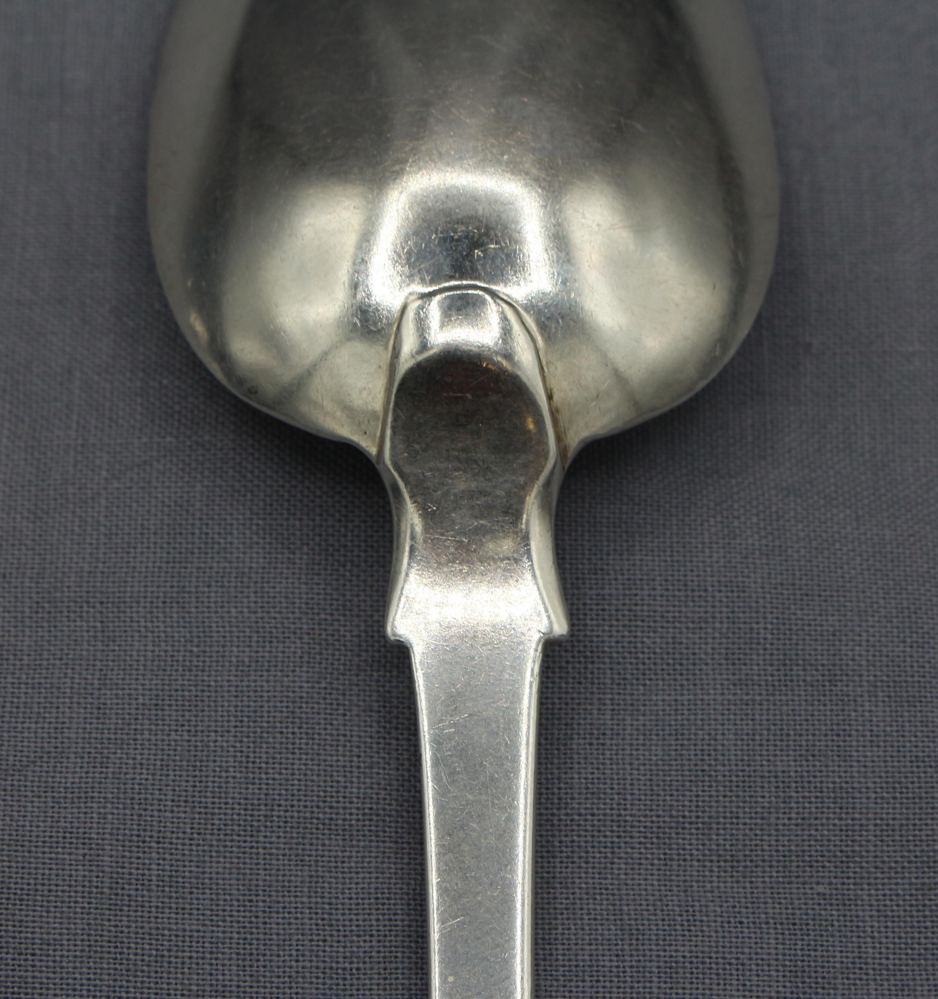 Inglese Set di 6 cucchiai da dessert in argento sterling georgiano associati del 1815, 1817 e 1820 in vendita