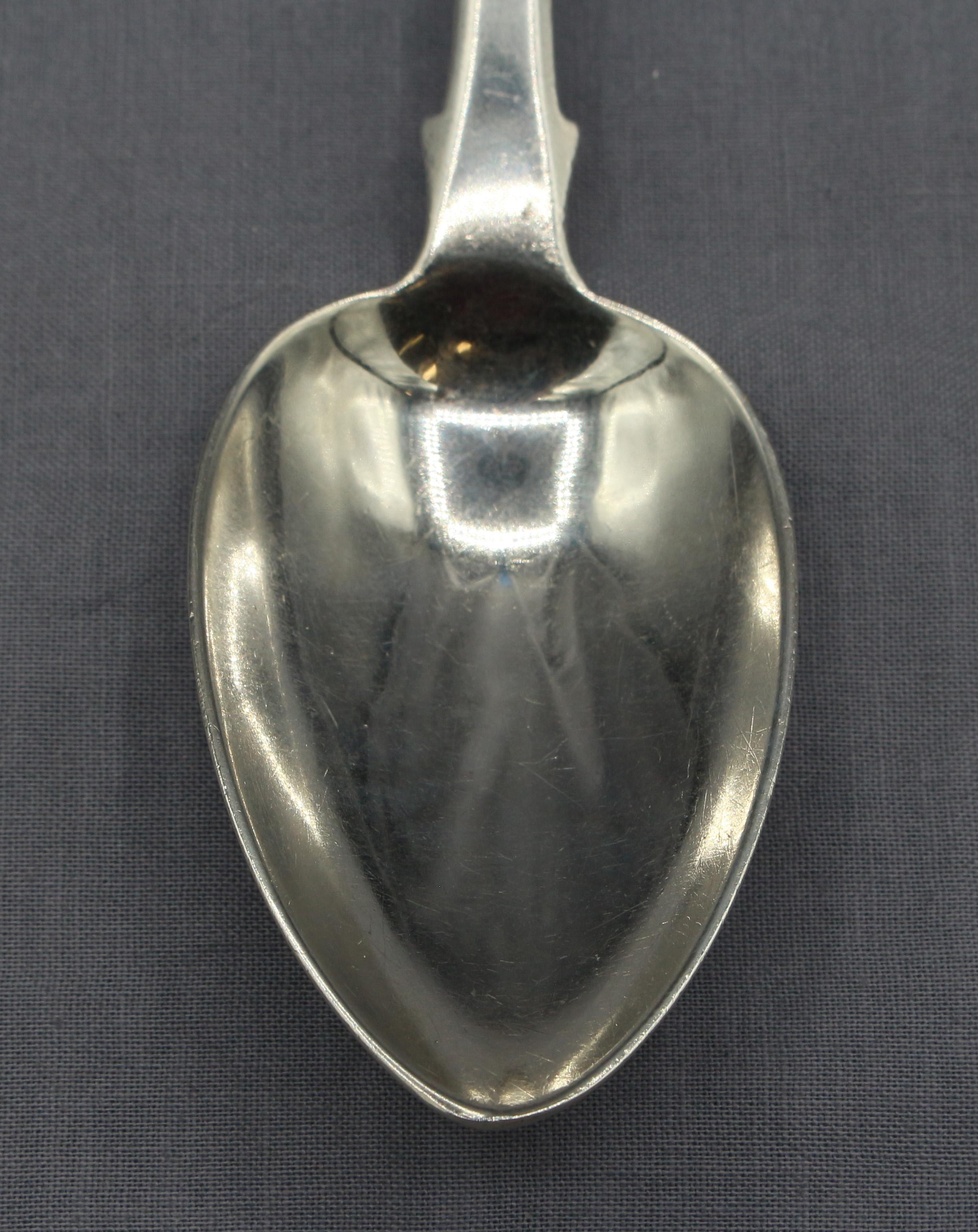 Set di 6 cucchiai da dessert in argento sterling georgiano associati del 1815, 1817 e 1820 In condizioni buone in vendita a Chapel Hill, NC