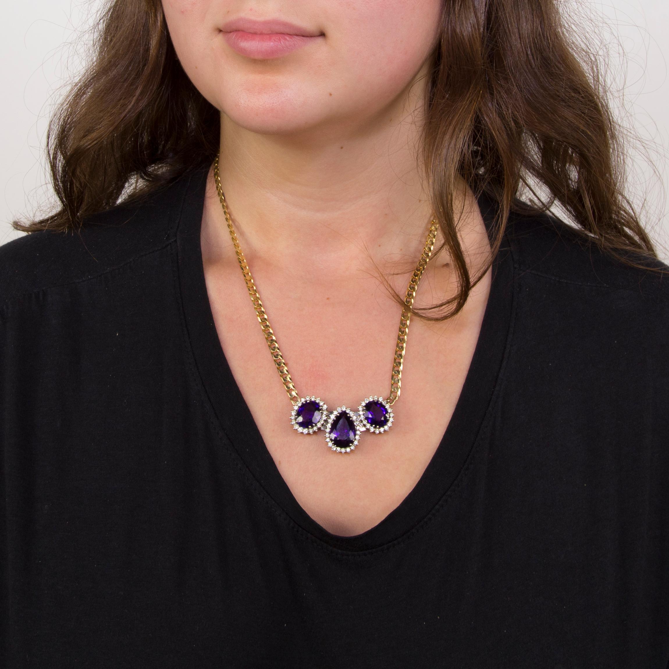 Atemberaubende Modernist Amethyst und Diamant-Halskette, handgefertigt; horizontal in 14k Weißgold mit zwei ovalen Amethysten und zentriert durch eine Träne Amethyst der perfektesten tief violette Farbe, die jeweils von runden Brillanten umgeben, 23