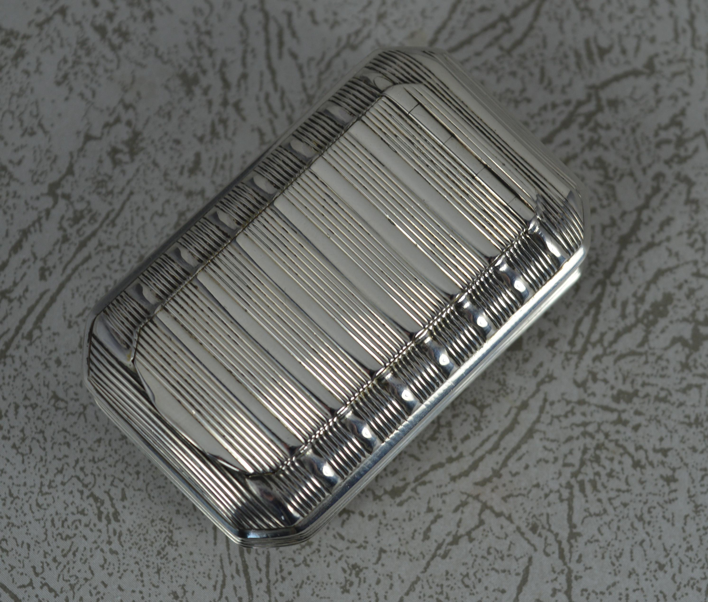 1816 George III Hallmarked Silver Snuff Box with Ribbed Finish In Excellent Condition In St Helens, GB
