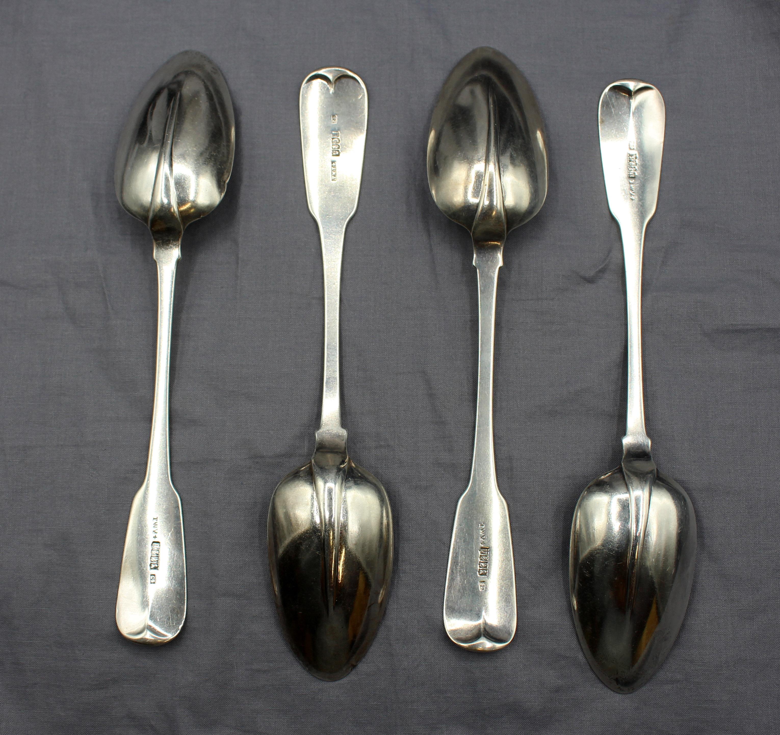 Set di 4 cucchiai da portata in argento sterling irlandese del 1816, Dublino, di James Scott. Uno splendido set d'epoca georgiana con il marchio IS per James Scott e TWY+ per il rivenditore Edward Twycross. Stemma di una mano dexter che regge una