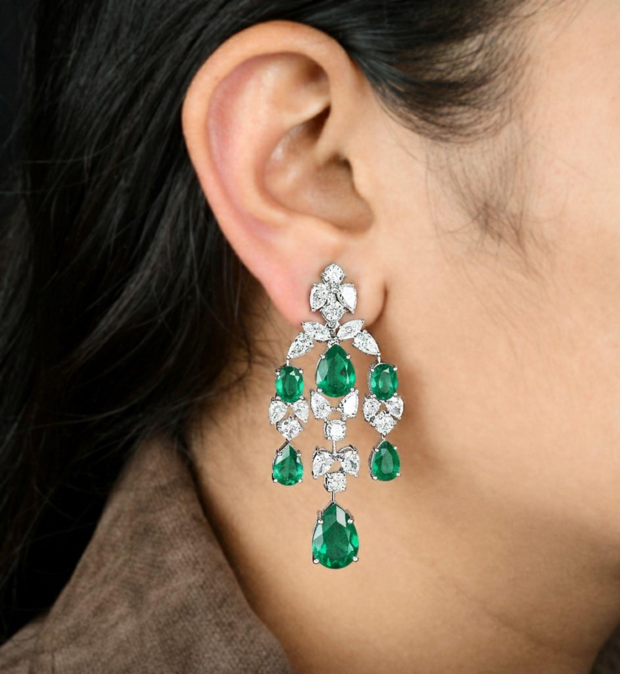 18.16Ct Sambia Smaragd Diamant Kronleuchter Ohrringe 18k Weißgold Feiner Schmuck
Diese Ohrringe sind meisterhaft mit Smaragd und Diamanten im Birnen- und Ovalschliff in einem Kronleuchter-Stil gefasst, so dass die Ohrringe für die Hochzeit baumeln.