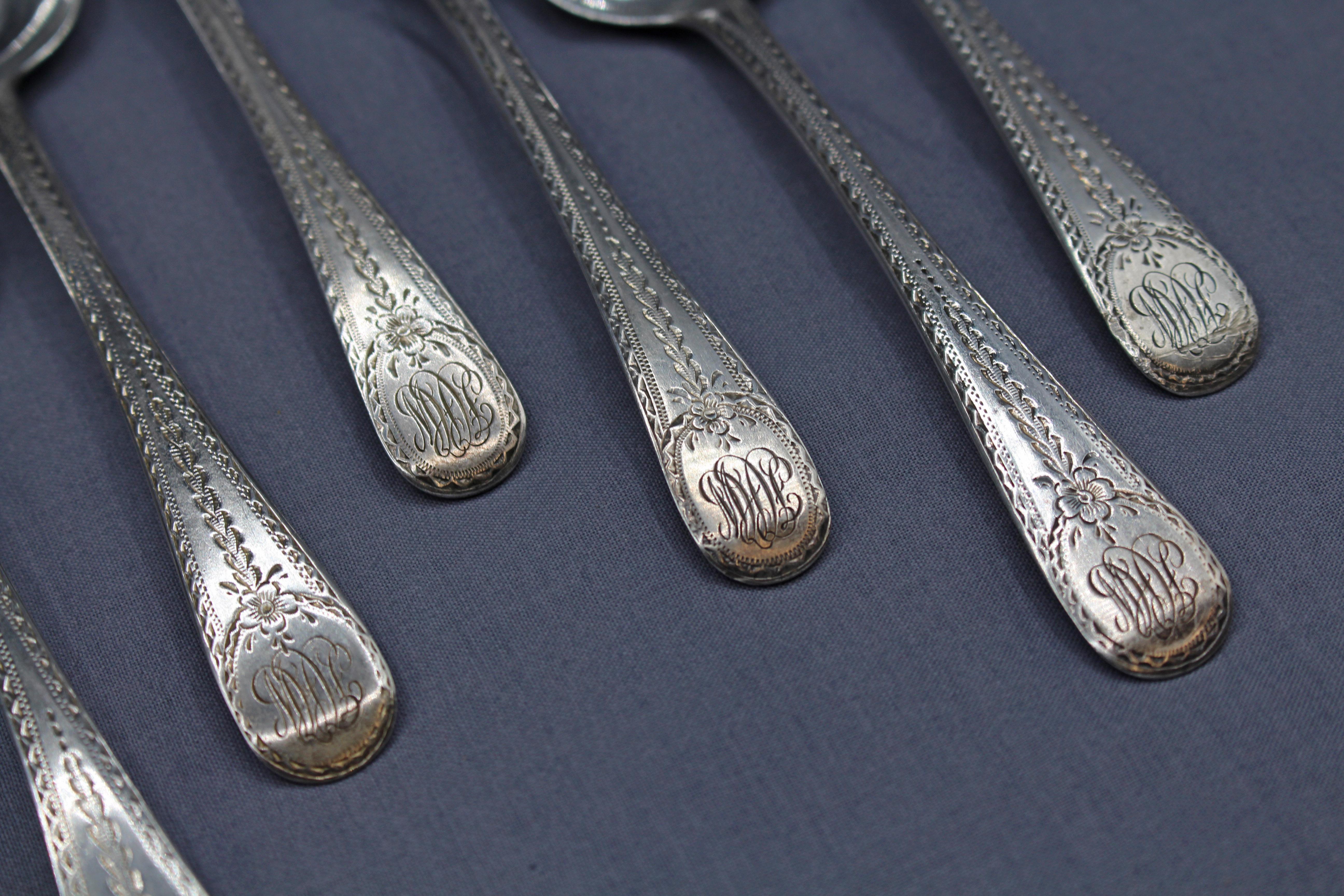 London 1818 assembled set of 10 Old English engraved pattern dessert spoons, George III sterling silver with feather edge. Assembled as 6 by Robert Peppin and 4 by William Chawner. Later conforming monogram.
Measures: 7