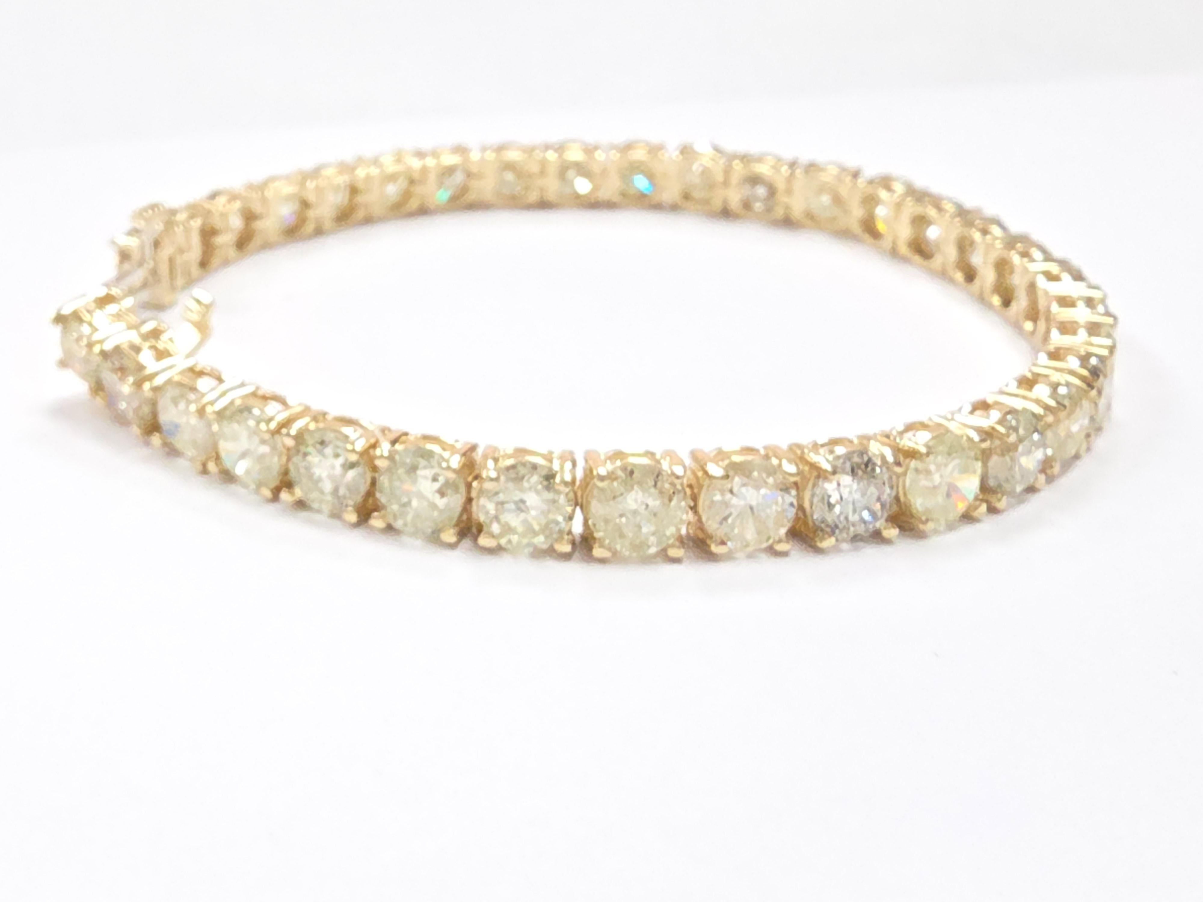 Dieses exquisite Tennisarmband zeichnet sich durch runde weiße Diamanten im Brillantschliff aus, die für ihre außergewöhnliche Brillanz und ihr Funkeln bekannt sind. Die Diamanten sind im klassischen Vier-Zacken-Stil gefasst und sorgfältig