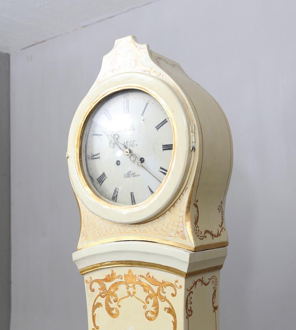 Lovely early 1800s antique Swedish mora clock with stunning hand painted detail on the body and hood in tromnpe l'oeil fashion.

Measures: 215cm.

This original 1800s mora clock has a beautiful face with a clean patina and some enamel