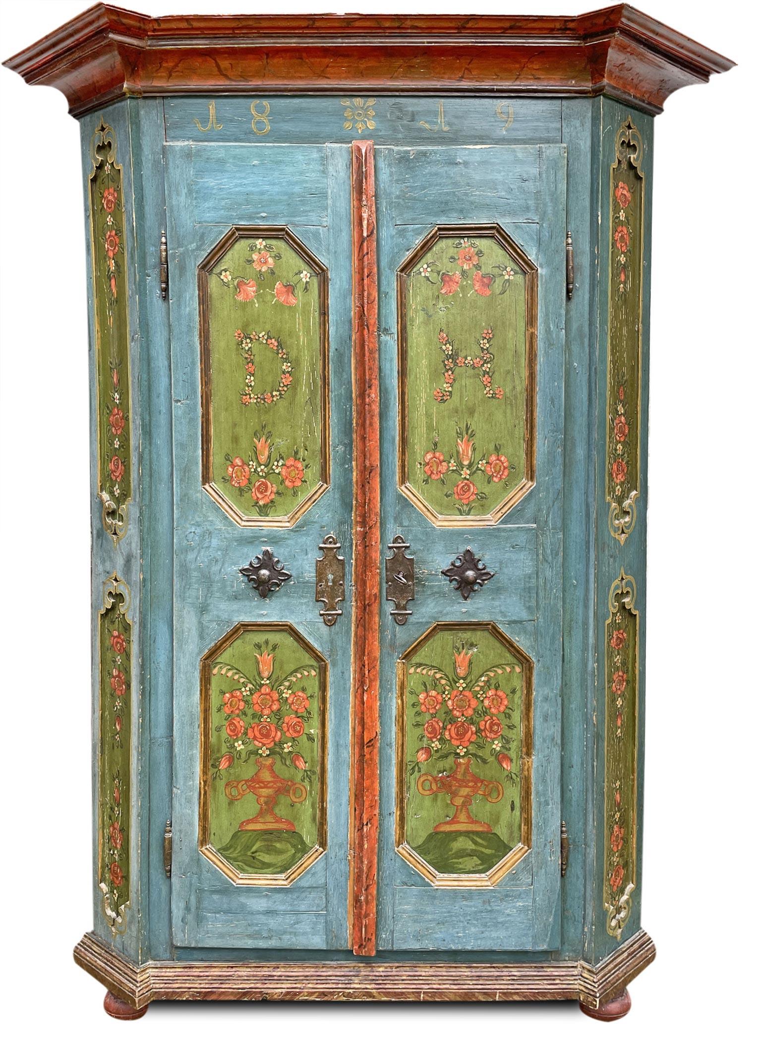 Tyrolean blue painted wardrobe dated 1819

Measures: H.190 cm - L.109 cm (146 to the frames) - P.42 cm (56 to the frames)

Beautiful painted wardrobe, with two doors, entirely painted in an intense blue color. On the doors four octagonal and