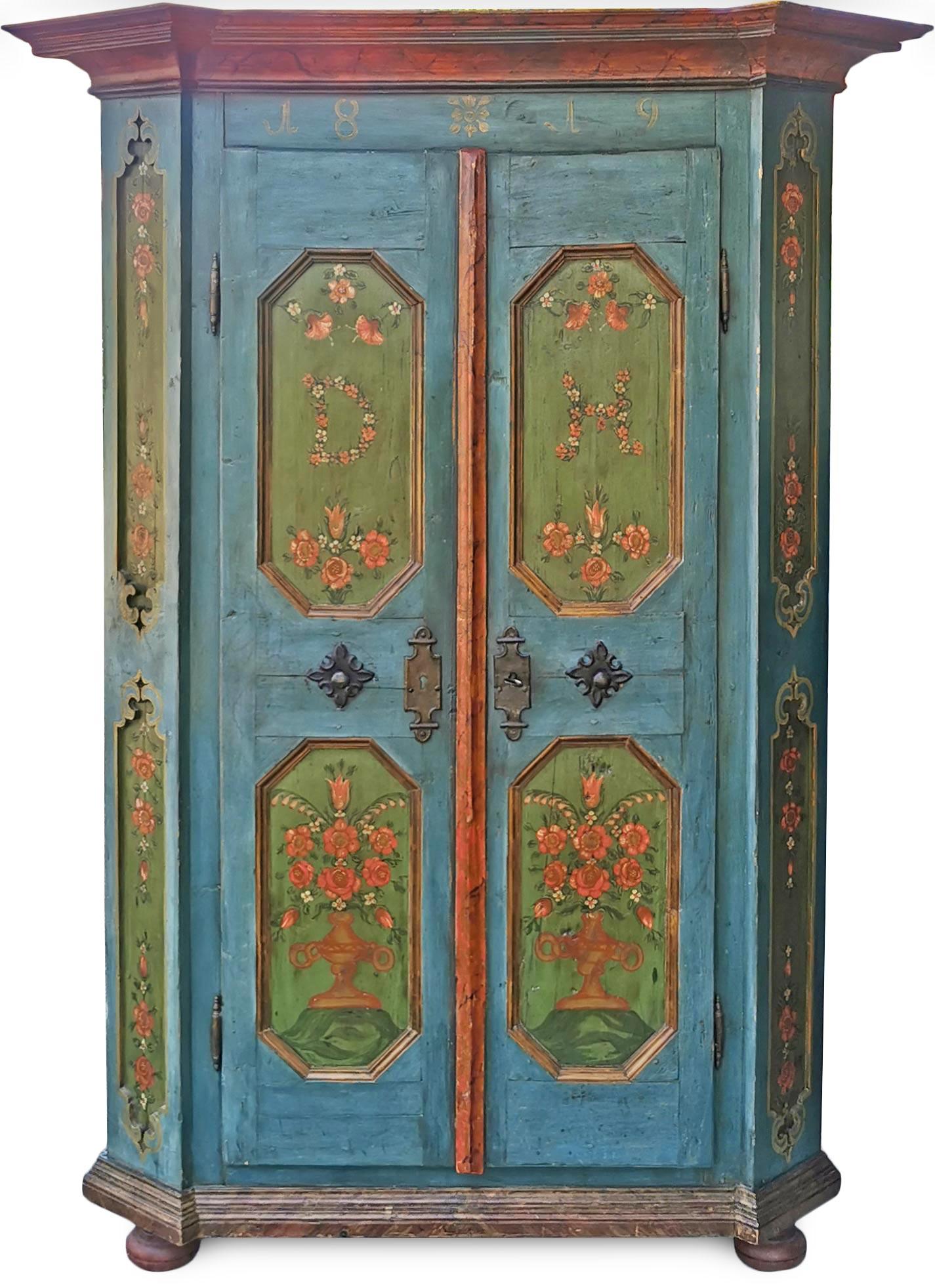 Tyrolean blue painted wardrobe dated 1819

Measures: H.190 cm - L.109 cm (146 to the frames) - P.42 cm (56 to the frames)

Beautiful painted wardrobe, with two doors, entirely painted in an intense blue color. On the doors four octagonal and framed