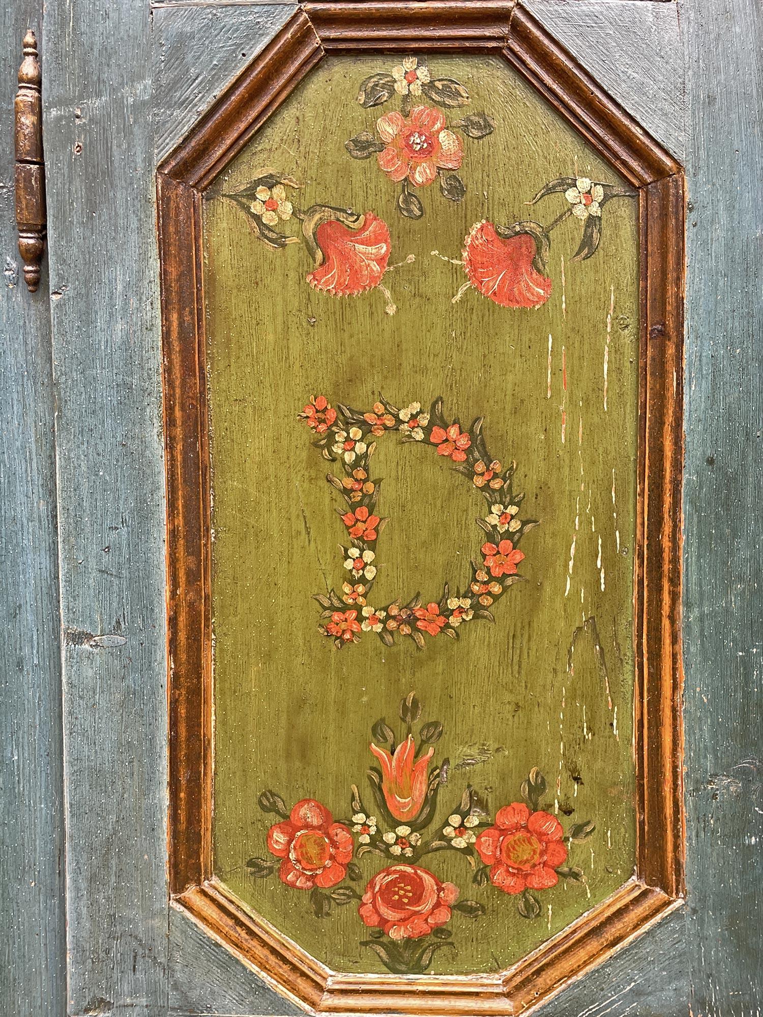 1819 Blu Floral Painted Cabinet, Central Europe In Good Condition In Albignasego, IT
