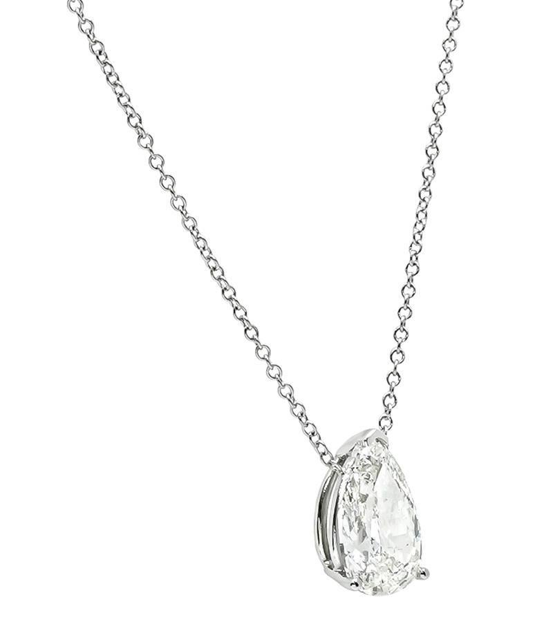 Dies ist eine fabelhafte 14k Weißgold Solitär-Anhänger Halskette. Die Halskette ist mit einem funkelnden birnenförmigen Diamanten besetzt, der etwa 1,81 ct wiegt. Die Farbe des Diamanten ist H mit SI1 Klarheit. Der Anhänger misst 11 mm x 6 mm. Die
