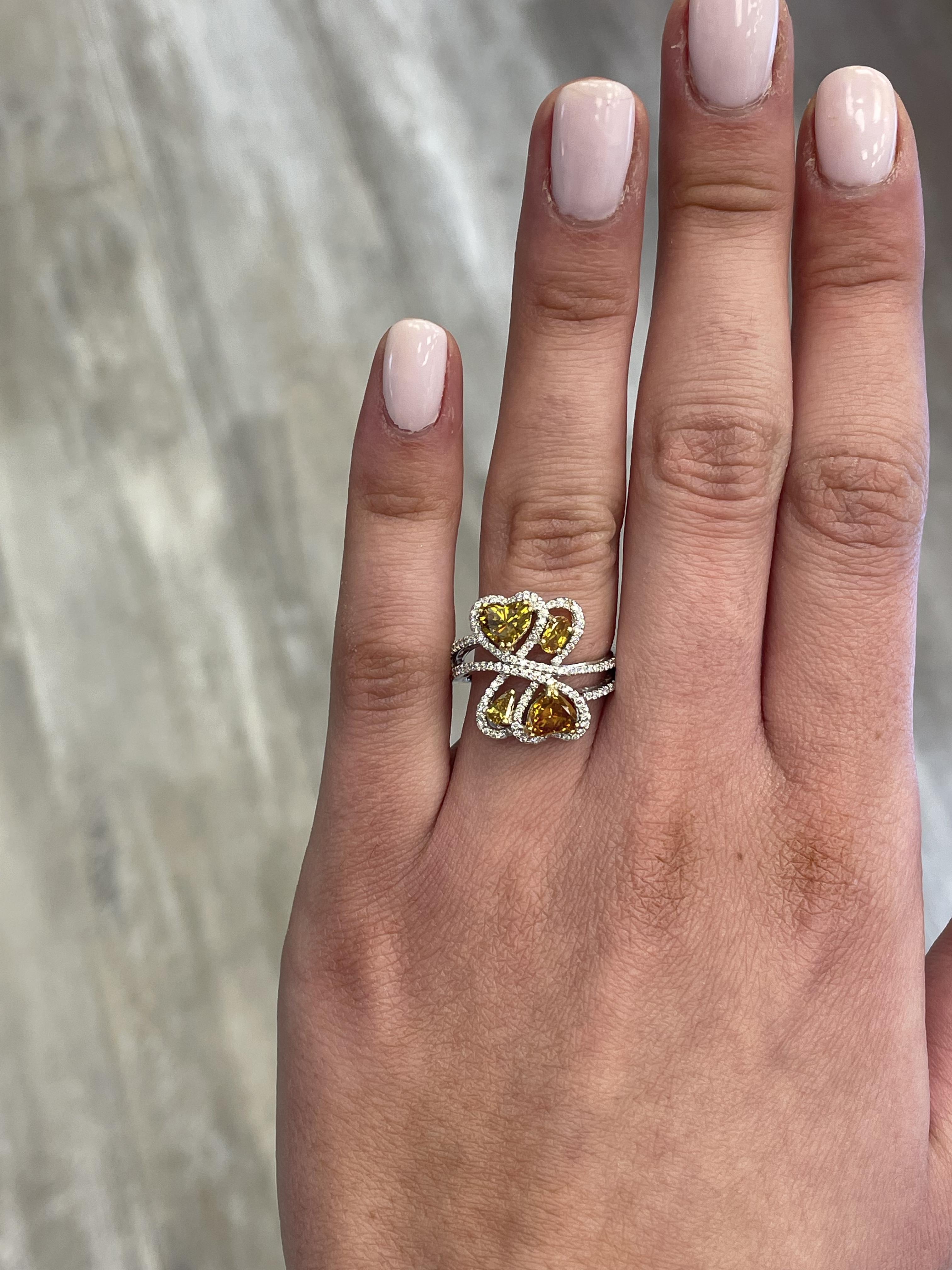 Bellissimo anello con diamante giallo a forma di cuore.
1,81 carati di peso totale di diamanti.
4 diamanti misti, cuore, pera e ovale, 1,45 carati. Diamanti di colore giallo bruno-verdastro Fancy, purezza SI. Completano il tutto 120 diamanti a
