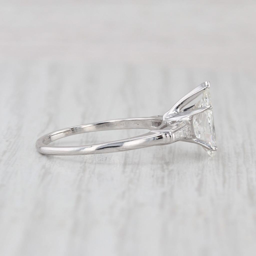 Informazioni sulla gemma:
- Diamante Nature -
Carati - 1,67ct 
Taglio - Brilliante a pera
Colore - J
Chiarezza -SI2 
GIA - 1236594485 

- Diamanti naturali -
Carati totali - 0,14ctw
Taglio - Baguette
Colore - E - F
Chiarezza - VS2

Metallo: Oro