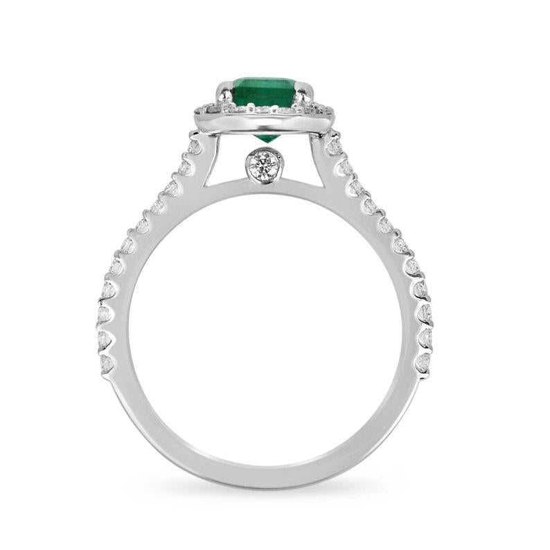 Eleva tu historia de amor con nuestro exquisito Anillo de Compromiso de Esmeralda y Diamante. En su corazón yace una fascinante esmeralda natural de Zambia de 1,36 quilates, símbolo de pasión y vitalidad duraderas. El impecable facetado de la