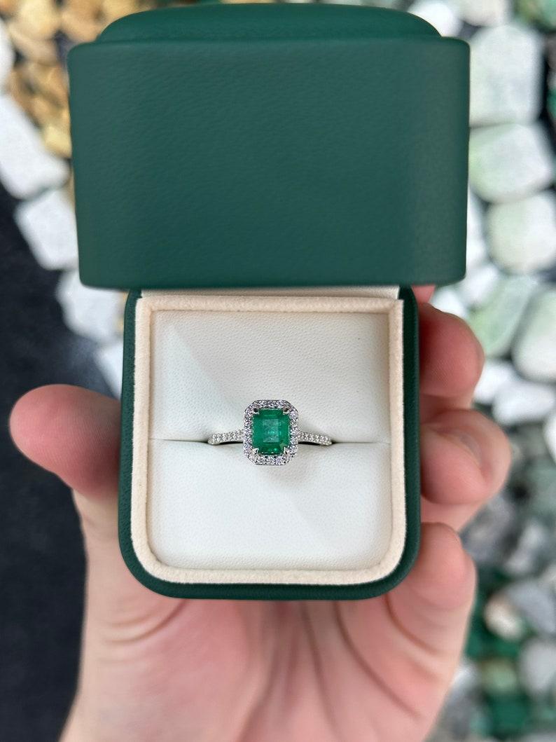 Anillo de compromiso con halo de esmeraldas y diamantes de 14 quilates y 1,81 qt  Rich Green  Oro blanco Moderno en venta