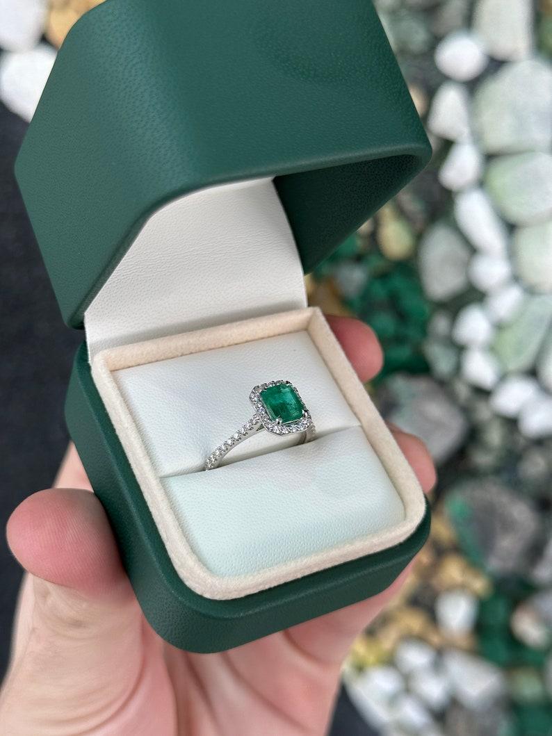 Anillo de compromiso con halo de esmeraldas y diamantes de 14 quilates y 1,81 qt  Rich Green  Oro blanco Corte esmeralda en venta
