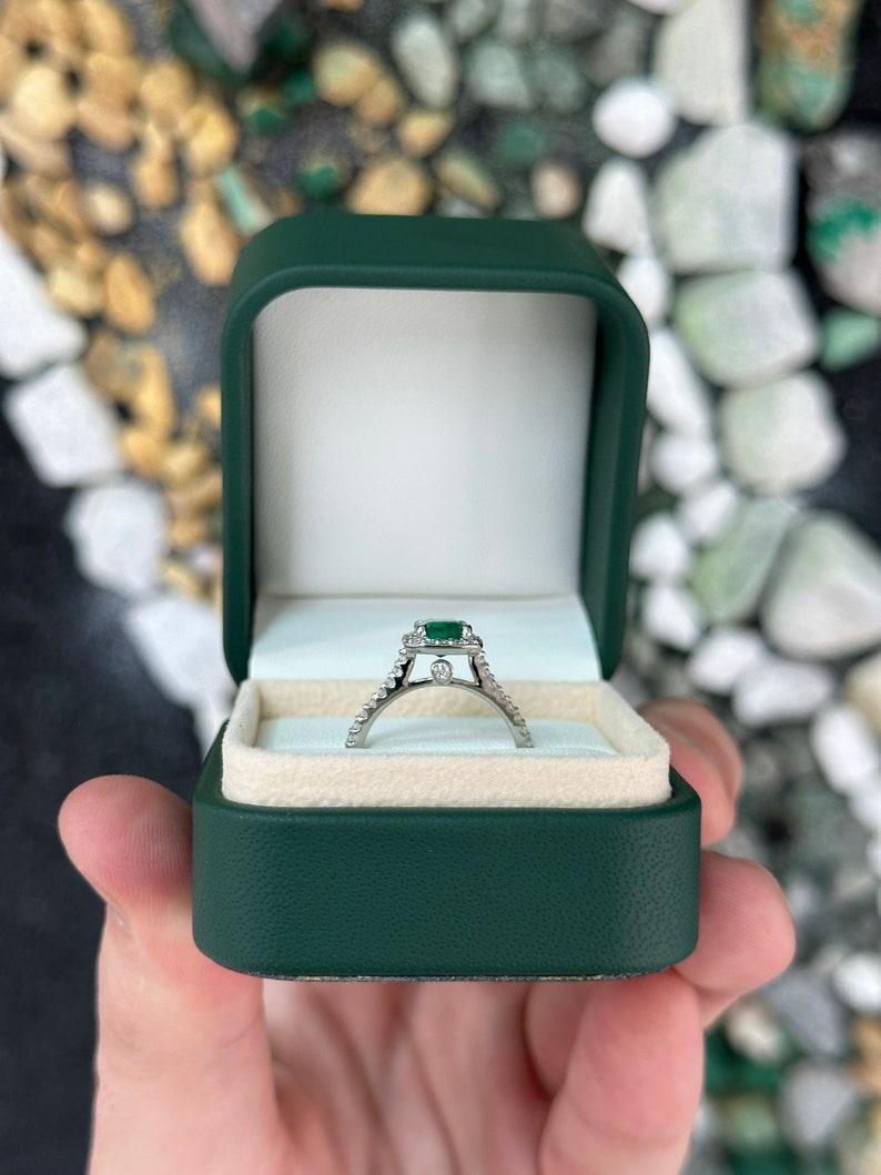 Anillo de compromiso con halo de esmeraldas y diamantes de 14 quilates y 1,81 qt  Rich Green  Oro blanco en Nuevo estado para la venta en Jupiter, FL