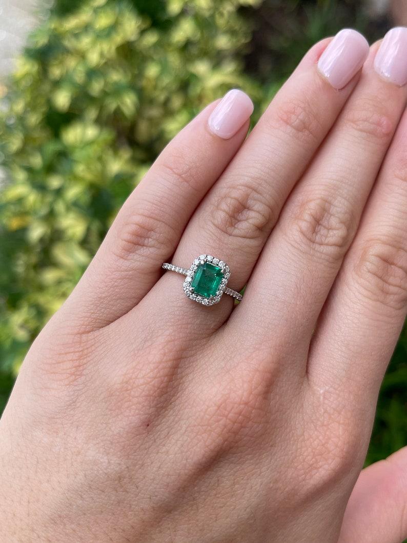De las mujeres Anillo de compromiso con halo de esmeraldas y diamantes de 14 quilates y 1,81 qt  Rich Green  Oro blanco en venta