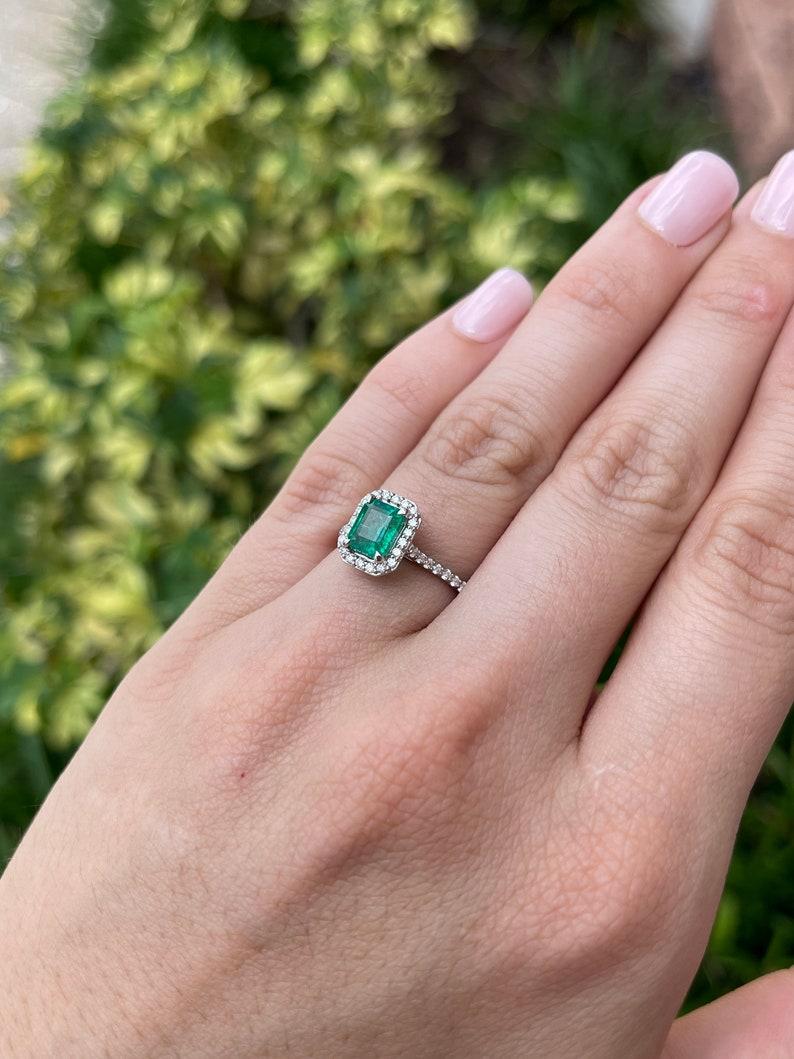 Anillo de compromiso con halo de esmeraldas y diamantes de 14 quilates y 1,81 qt  Rich Green  Oro blanco en venta 1