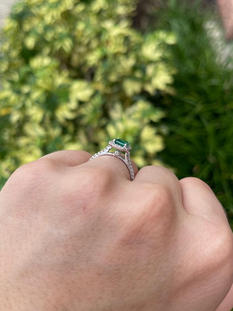 Anillo de compromiso con halo de esmeraldas y diamantes de 14 quilates y 1,81 qt  Rich Green  Oro blanco en venta 2